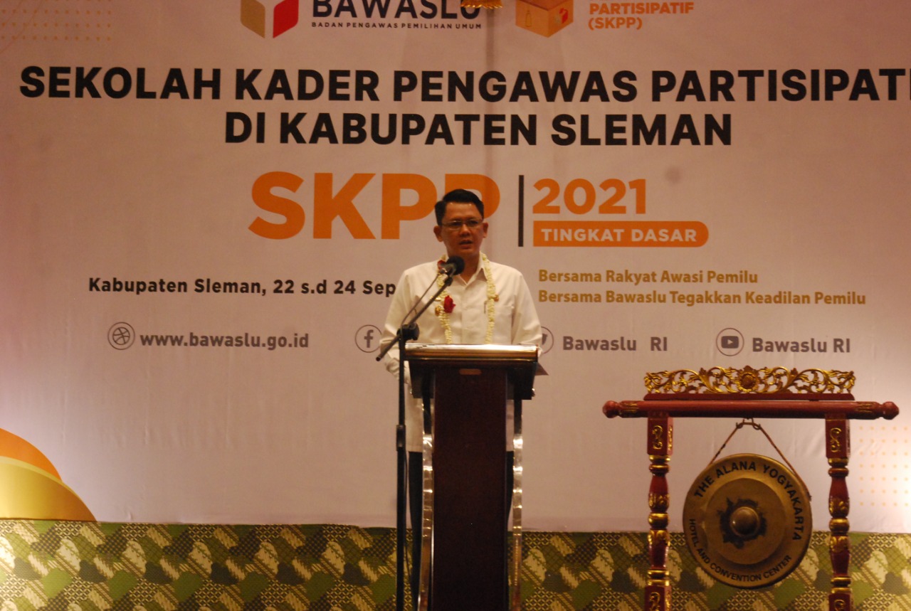 Wakil Bupati Sleman Danang Maharsa membuka Sekolah Kader Pengawas Pemilu yang diikuti 80 orang.