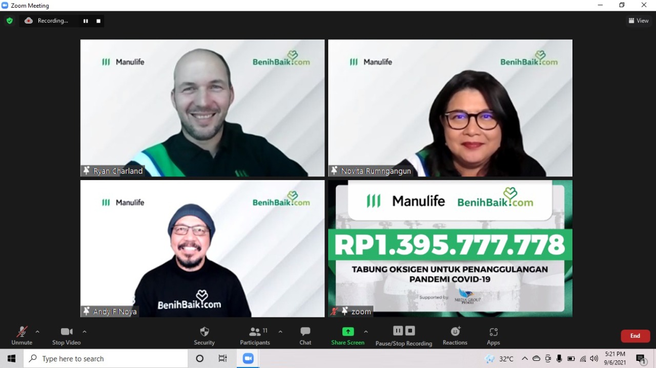 Penyerahan bantuan lebih dari 500 tabung oksigen dari Manulife Indonesia kepada BenihBaik.com.