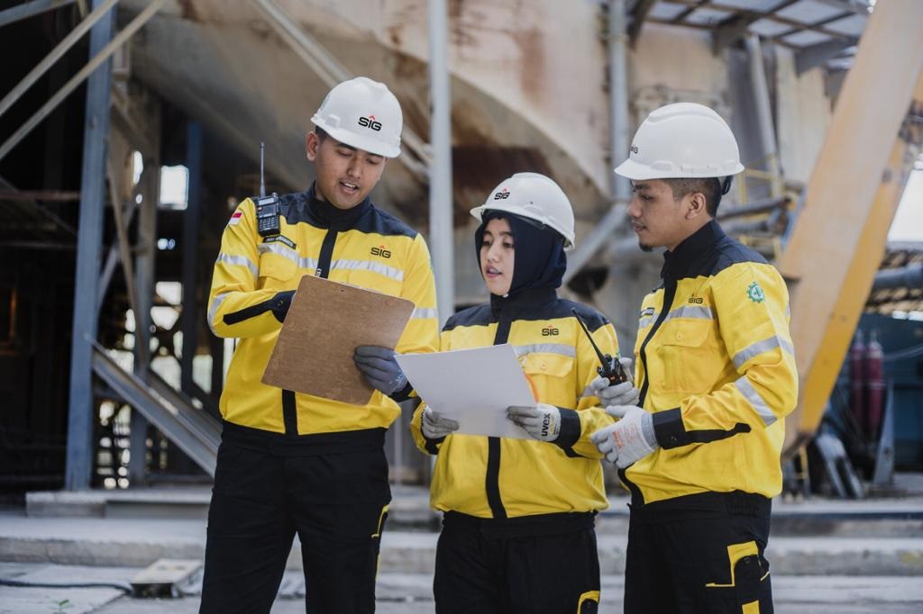 Semen Indonesia terpilih sebagai salah satu Outstanding Company dari Indonesia oleh Asia Money.