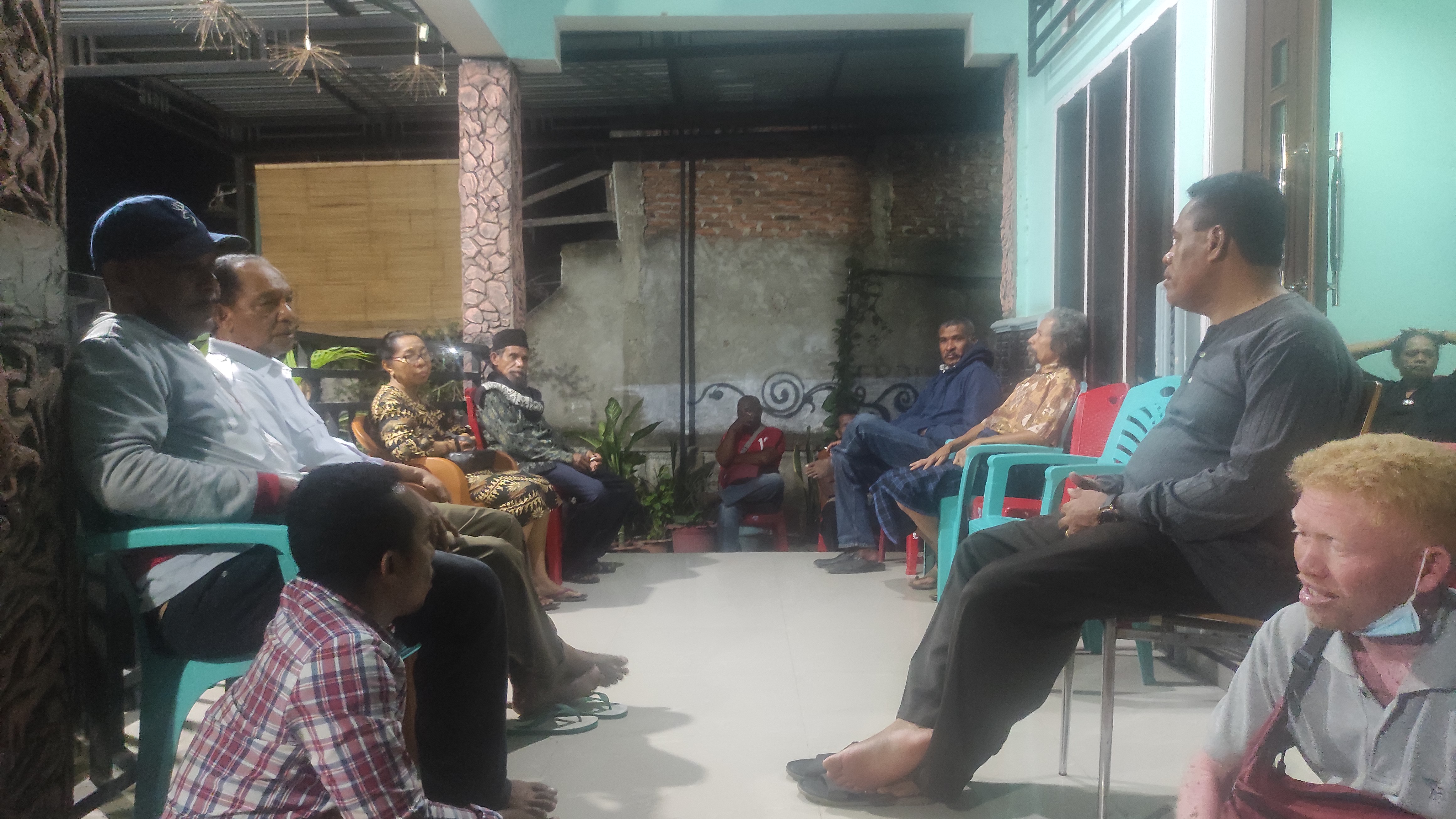 Kelurga besar Kadis Kesehatan Kab.Sikka Petrus Herlemus musyawarah untuk mengambil upaya hukum atas tindakan Kajari Sikka.