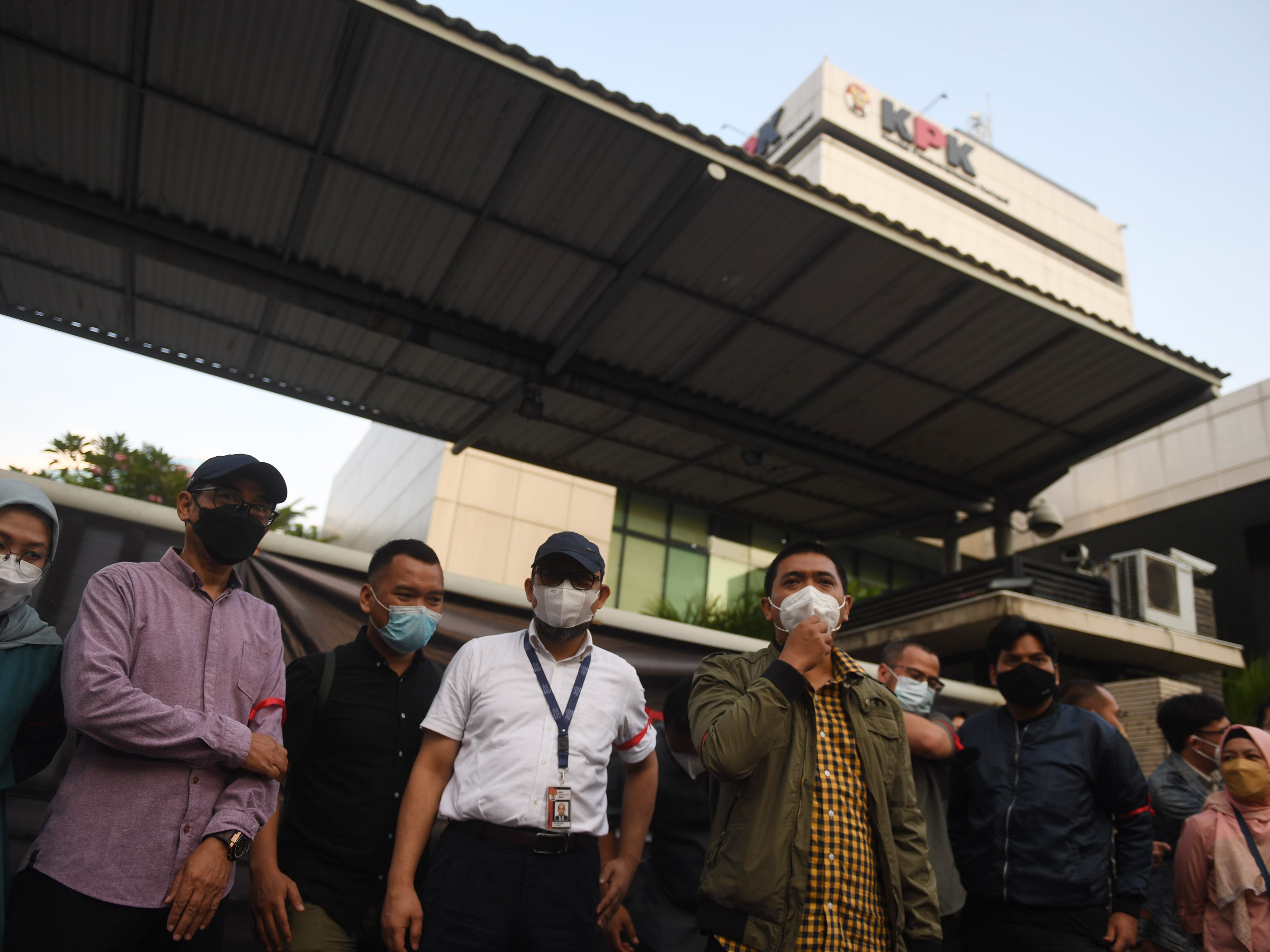 Sejumlah pegawai nonaktif KPK bersama pegiat anti korupsi mengikuti aksi anti korupsi di Jakarta.