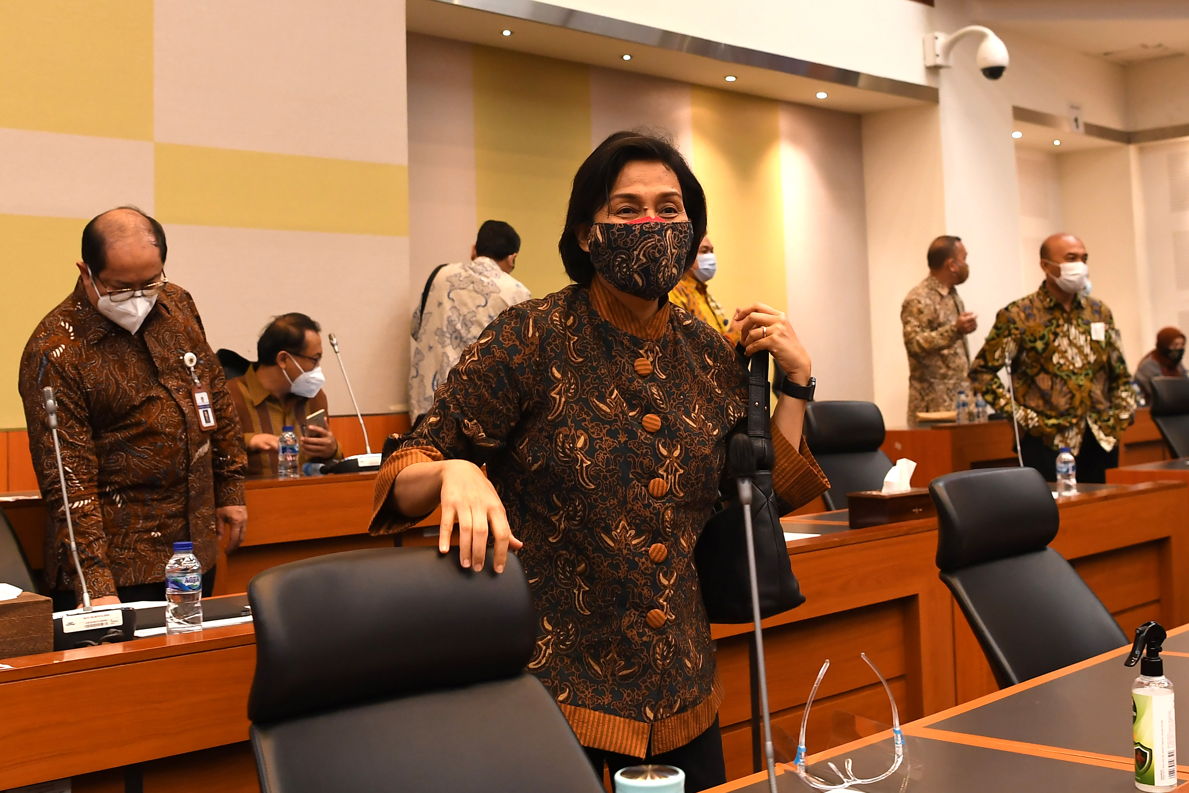 Menteri Keuangan Sri Mulyani bersiap mengikuti rapat kerja dengan Banggar DPR RI,