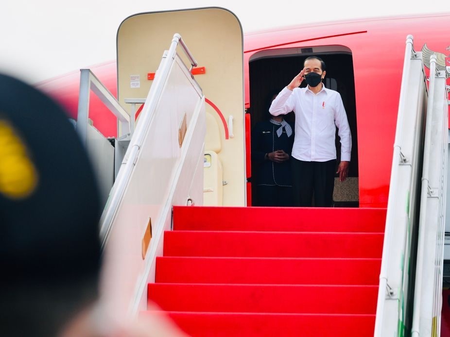Presiden Joko Widodo memberi hormat di Kepresidenan Indonesia 1 saat tiba di Pangkalan TNI AU Iswahjudi, Kabupaten Magetan, Jawa Timur.