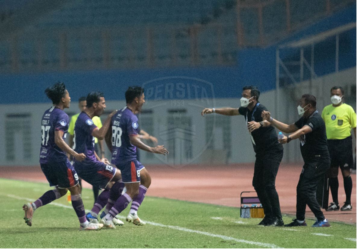 Pelatih Persita Widodo C Putro (kanan) melakukan selebrasi bersama para pemainnya dalam laga melawan Persib. 