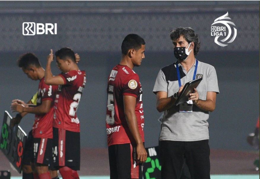 Pelatih Bali United Stefano Cugurra alias Teco (kanan) memberi instruksi kepada pemainnya.