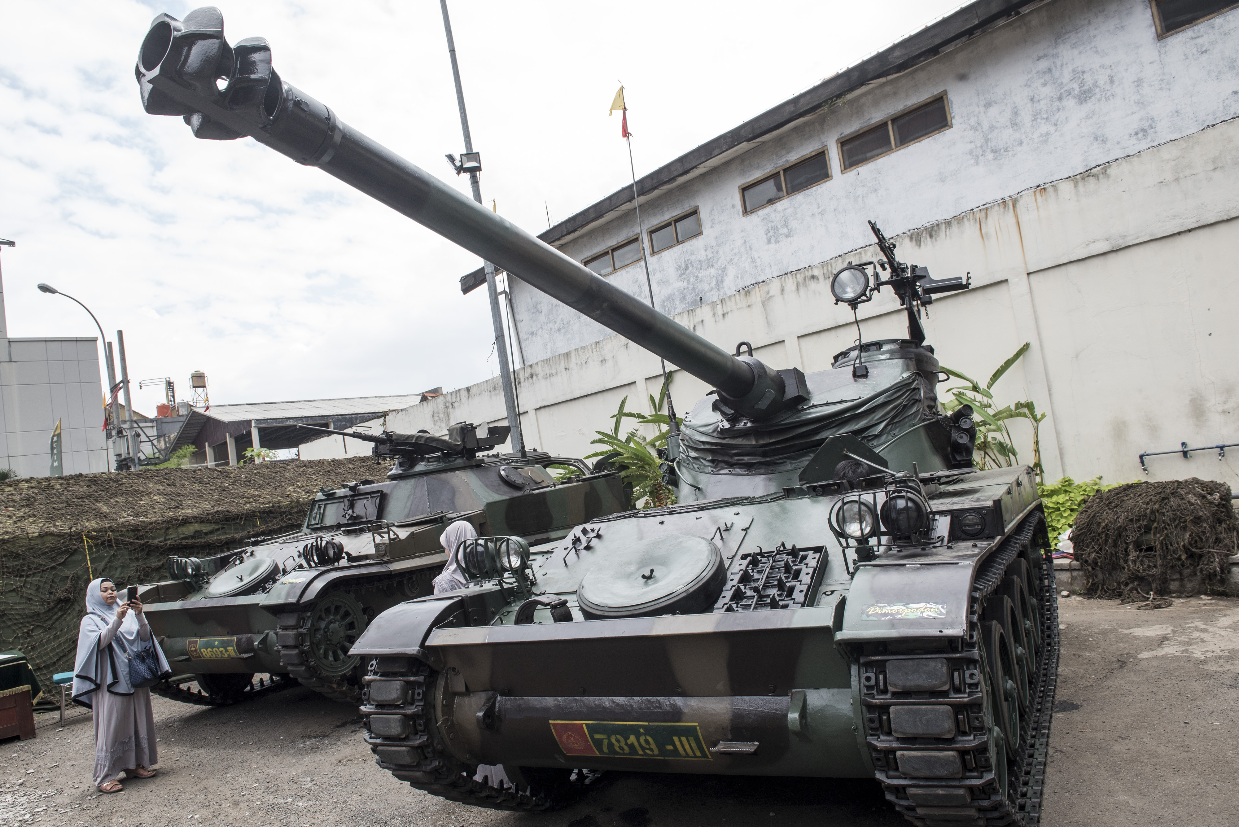  Kendaraan Tank AMX 13 ditampilkan pada Pameran Alat Utama Sistem Pertahanan TNI di depan Trans Studio Mall, Bandung.