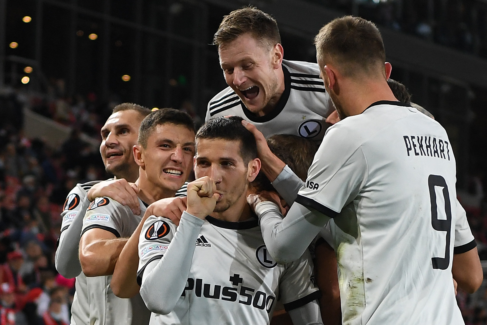 Para pemain Legia Warsawa melakukan selebrasi usai mencetak gol ke gawang Spartak Moskow di laga Liga Europa.