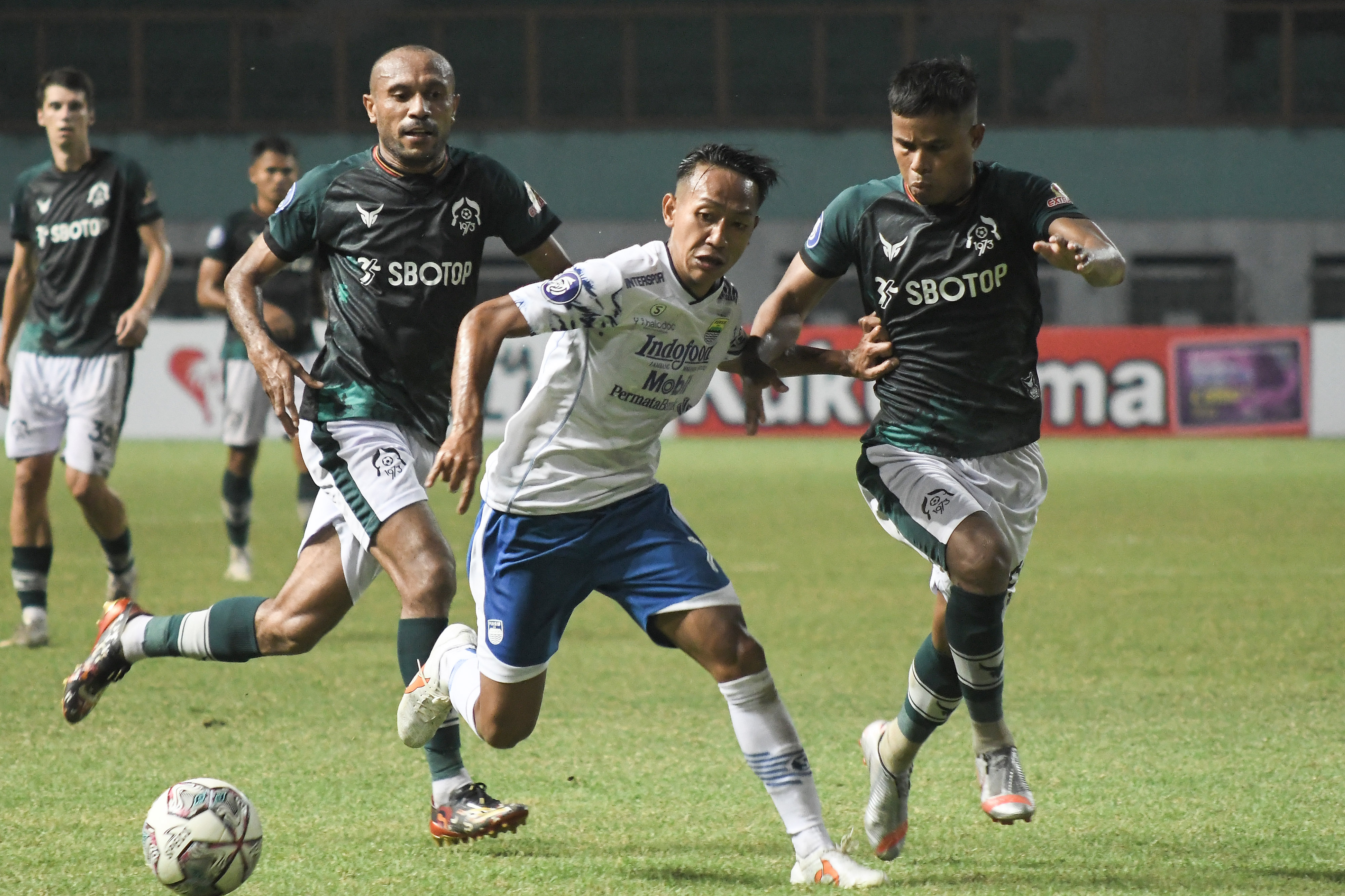 Laga Liga 1 antara Tira Persibabo dan Persib.