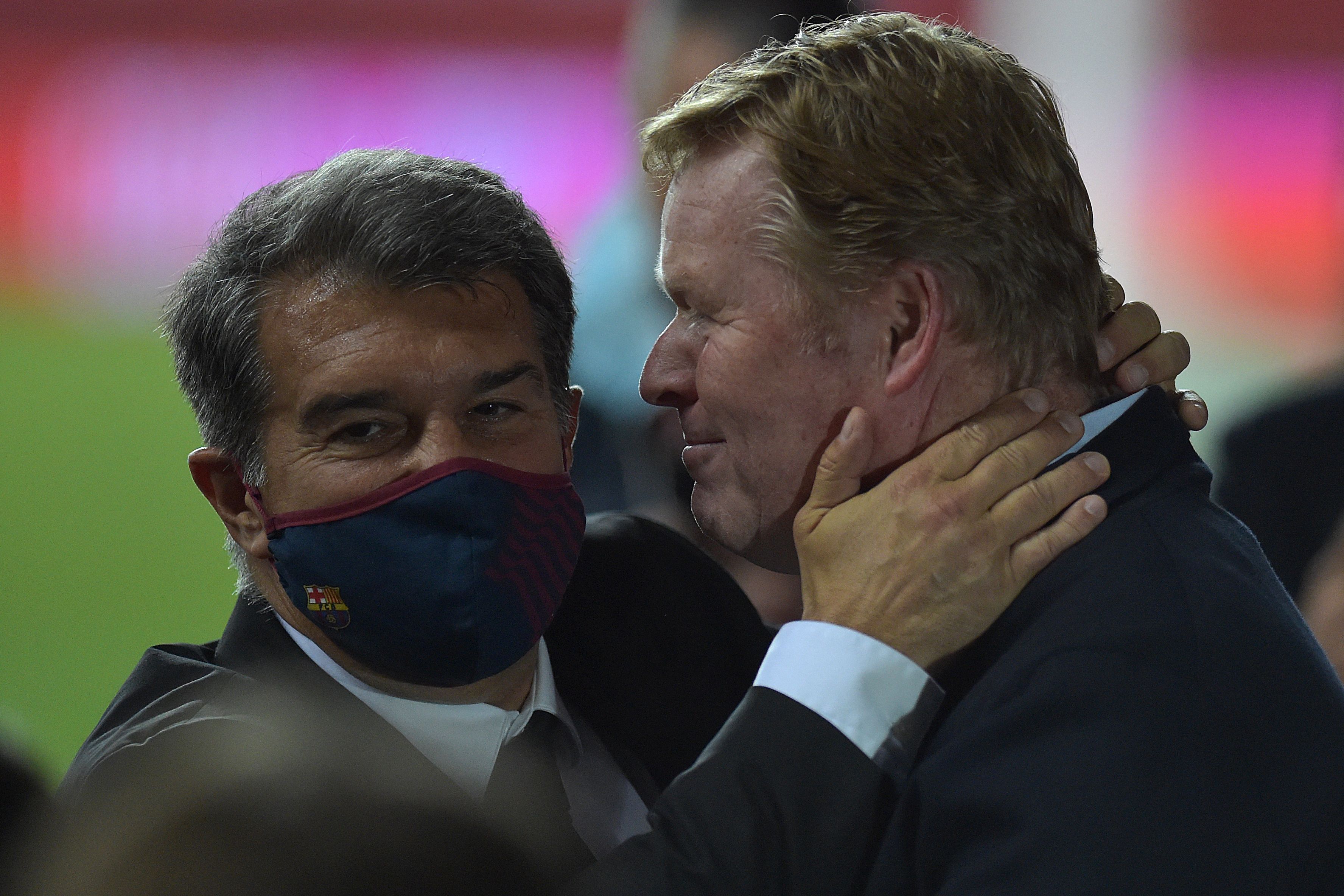 Joan Laporta (kiri) dan Ronald Koeman.  