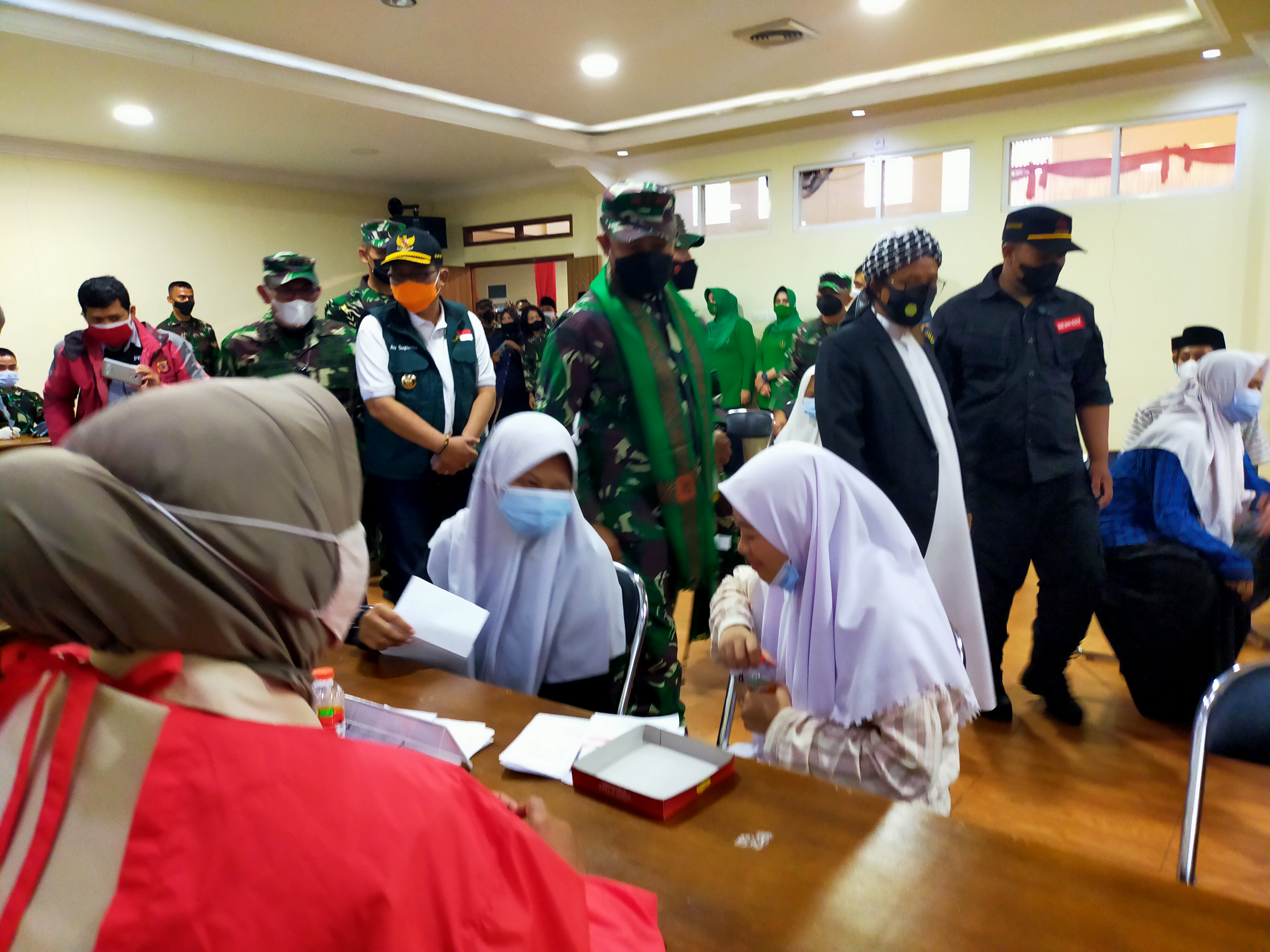 Pangdam Siliwangi, Mayjen TNI Agus Subiyanto dan Bupati Tasikmalaya, Ade Sugianto meninjau vaksinasi di Ponpes Miftahul Huda, Sabtu (11/9)