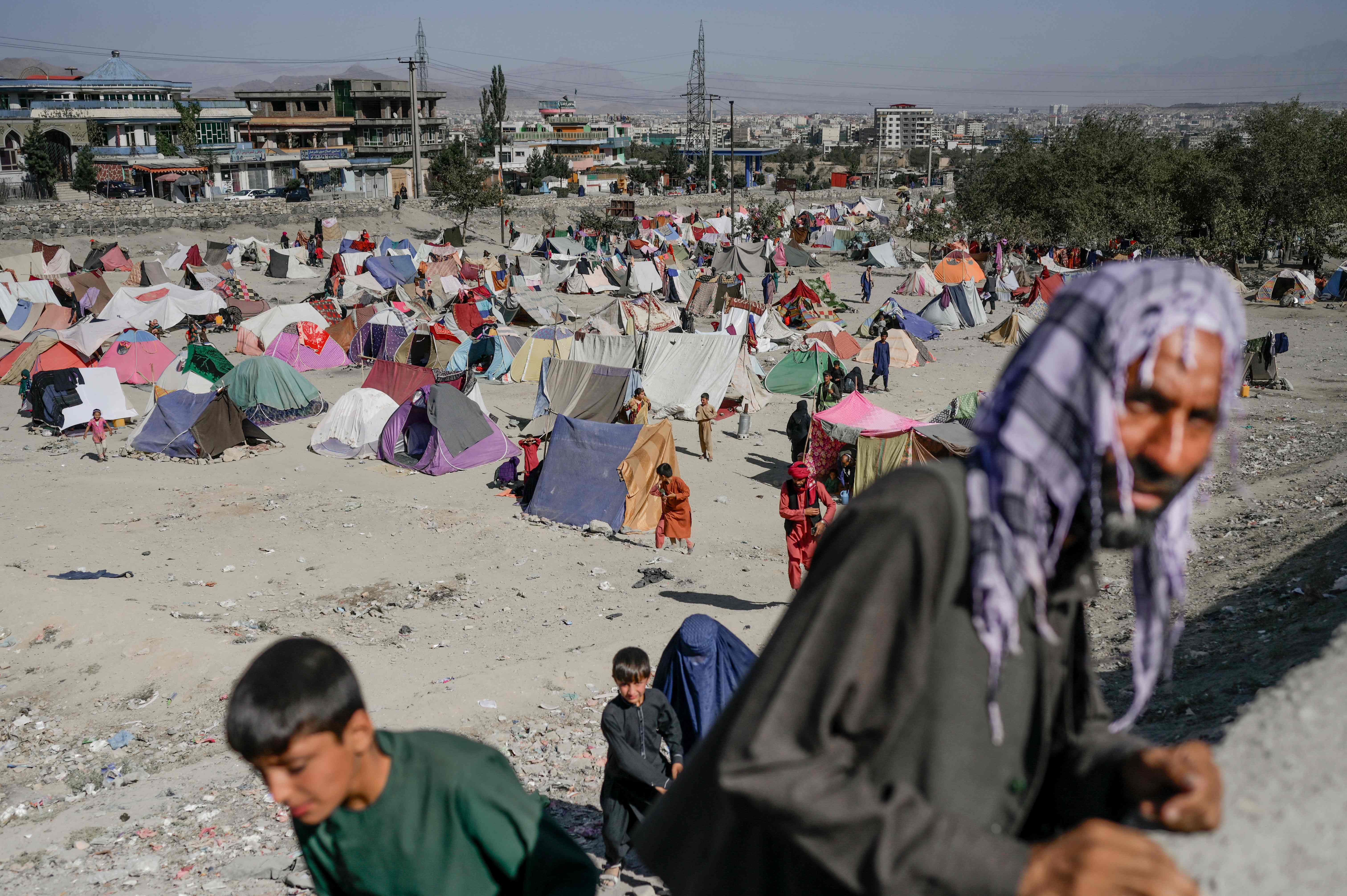 Warga yang tak kehilangan tempat tinggal berada di kamp di Kota Kabul, Afghanistan, Jumat (17/9).  