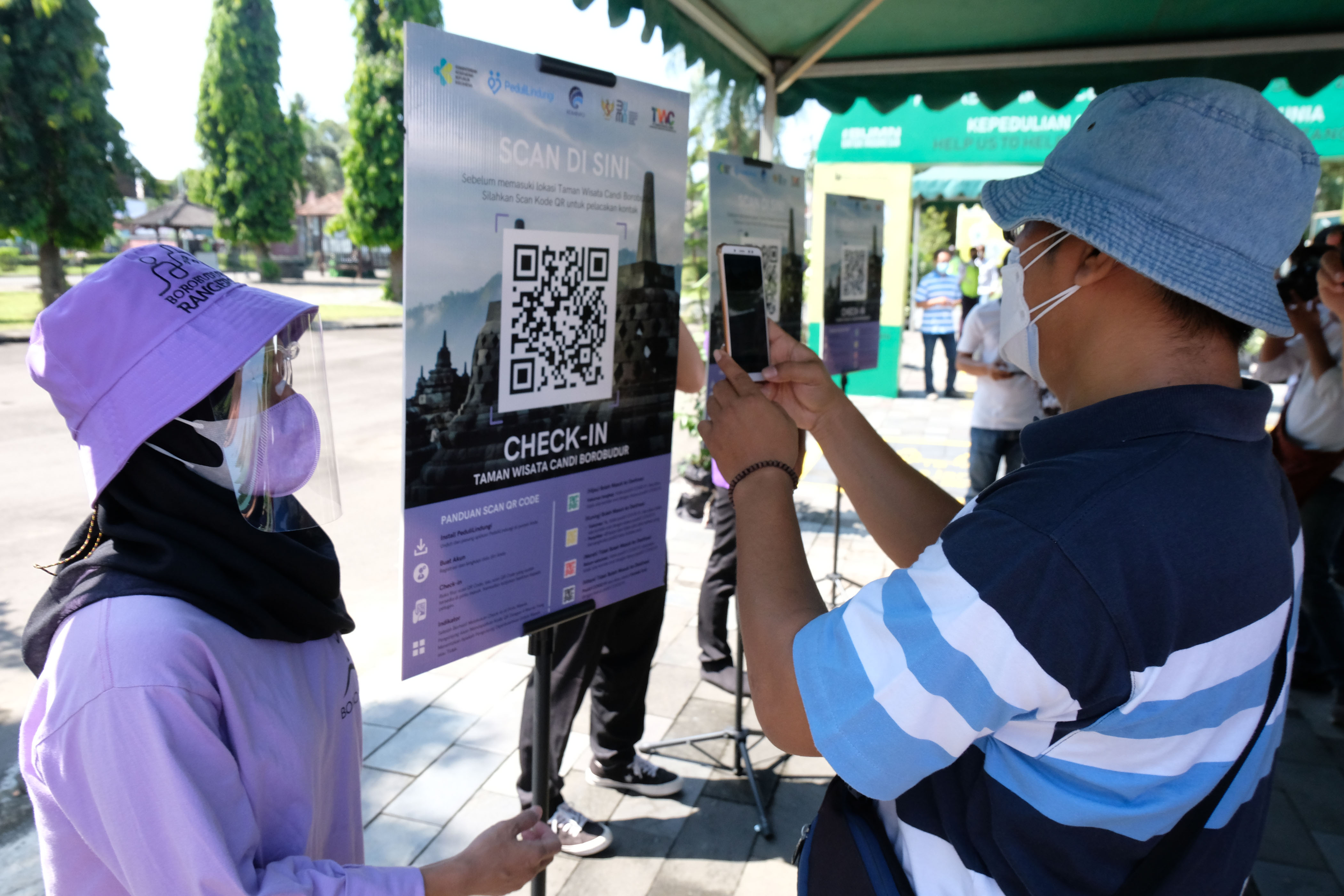 Pengunjung memindai barcode saat simulasi penggunaan aplikasi Pedulilindungi di kompleks TWC Borobudur, Magelang, Jawa Tengah.