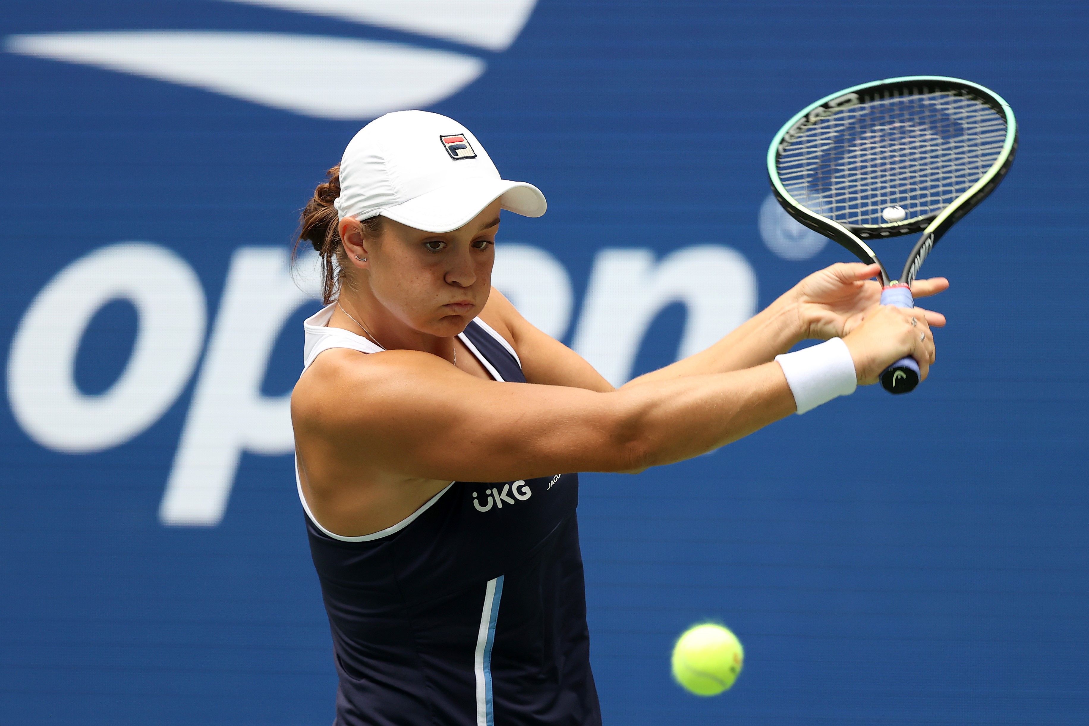 Aksi petenis Australia Ashleigh Barty saat menghadapi Vera Zvonareva dari Rusia di putaran pertama AS Terbuka 2021.