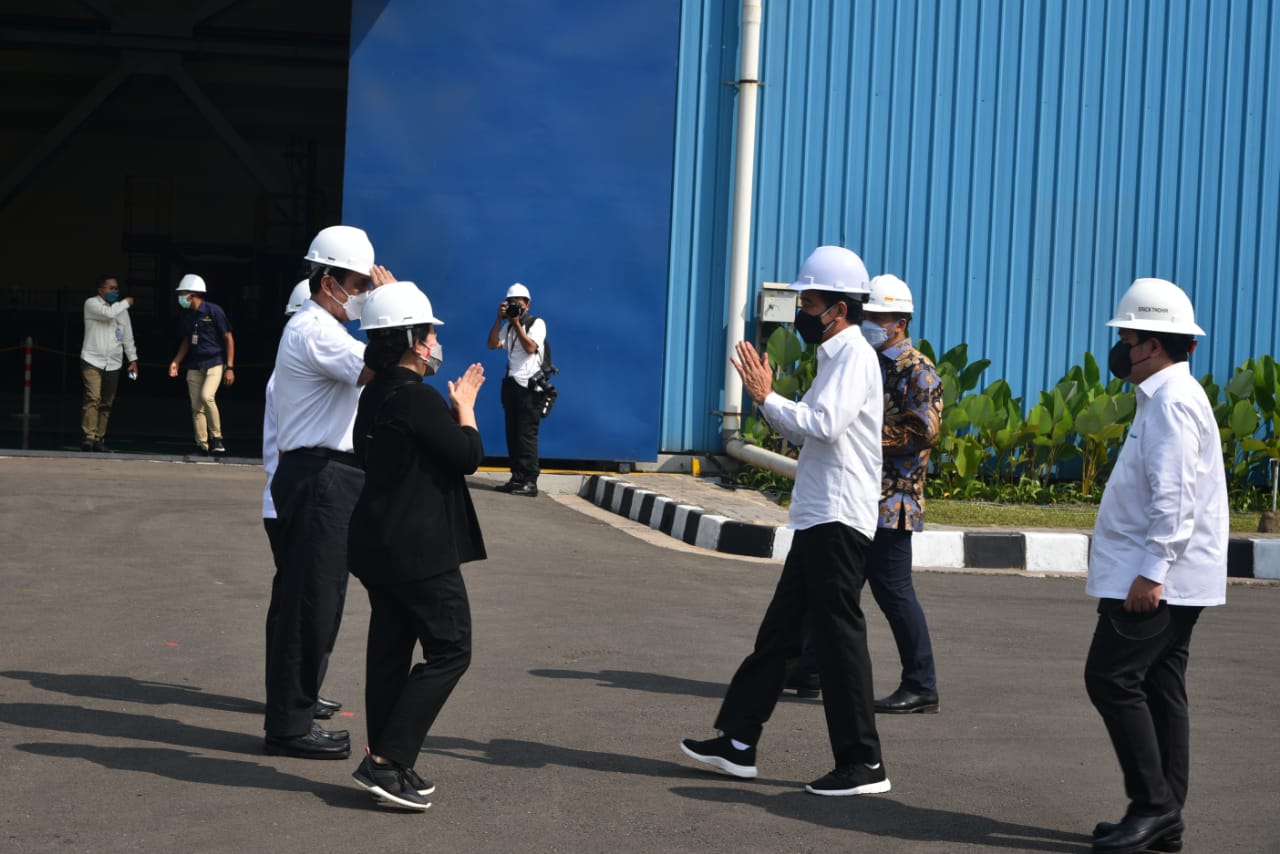 Ketua DPR RI Puan Maharani dan Presiden Jokowi menghadiri peresmian Pabrik Hot Strip Mill (HSM) 2 PT Krakatau Steel di Cilegon, Banten.