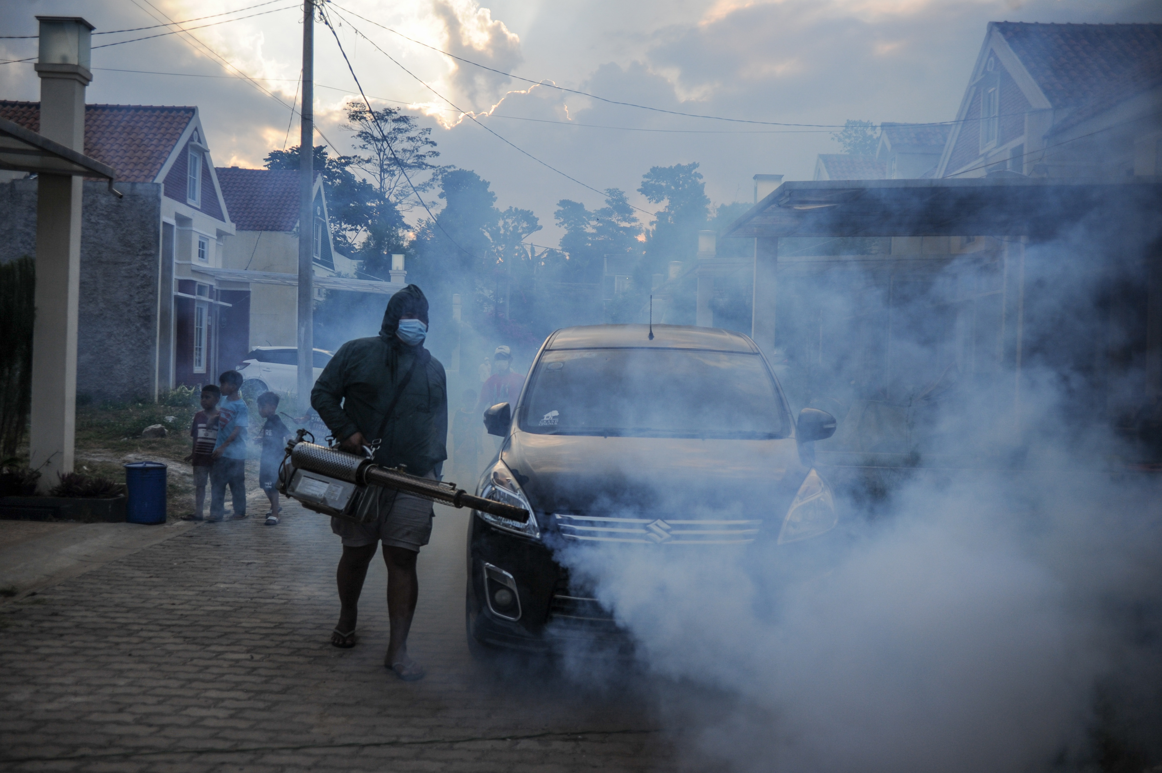 Ilustrasi penyemprotan sebagai antisipasi penyebaran DBD