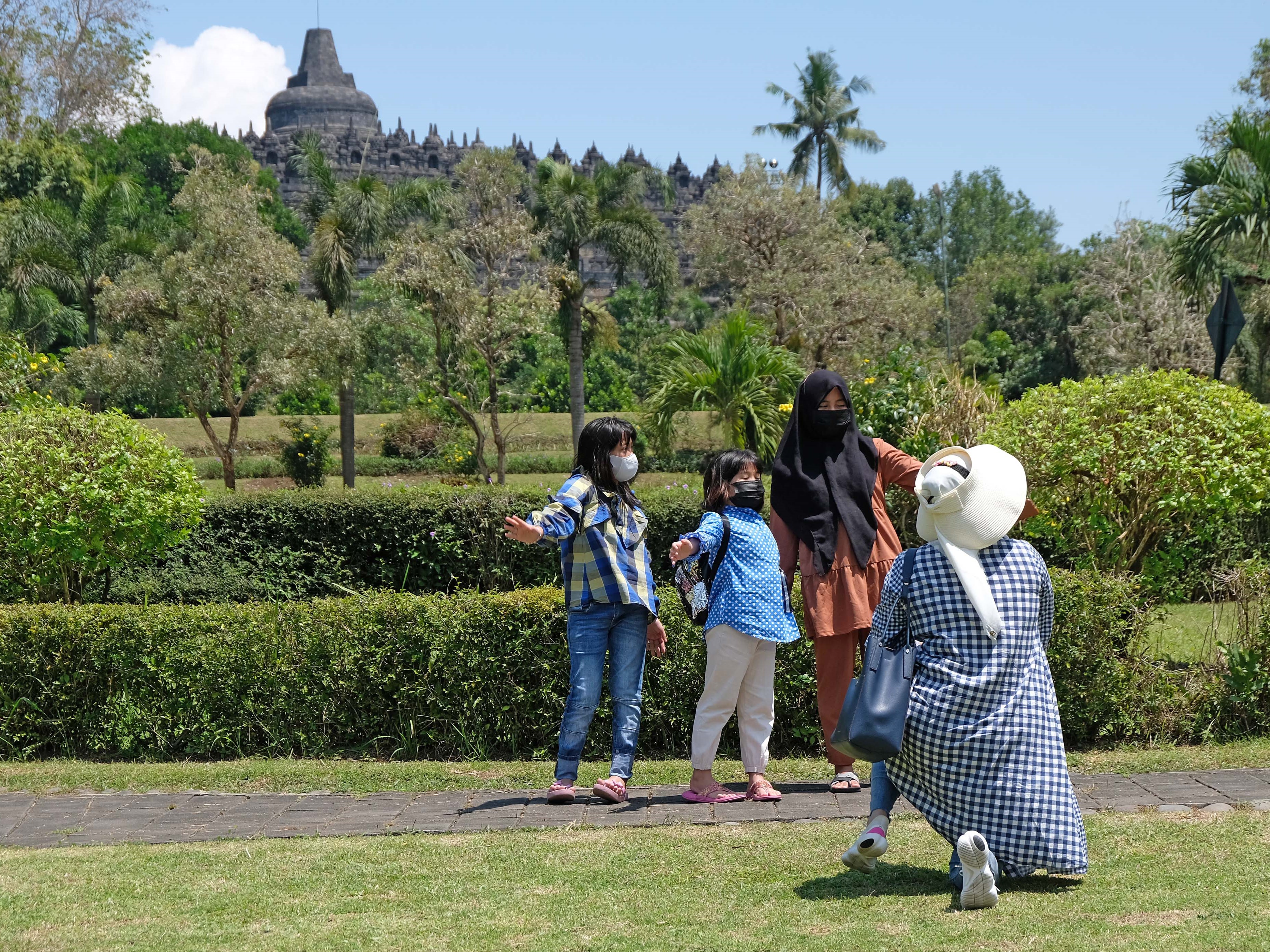Sejumlah pengunjung berada di halaman Manohara Resto di kompleks Taman Wisata Candi (TWC) Borobudur, Magelang, Jateng, Jumat (17/9).