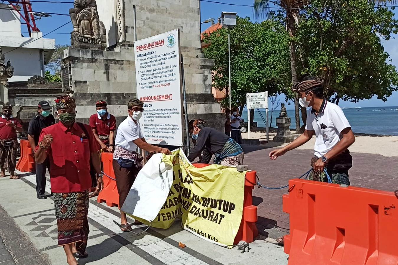 Petugas sedang membuka akses menuju kawasan DTW Pantai Kuta, Bali, Rabu (8/9).