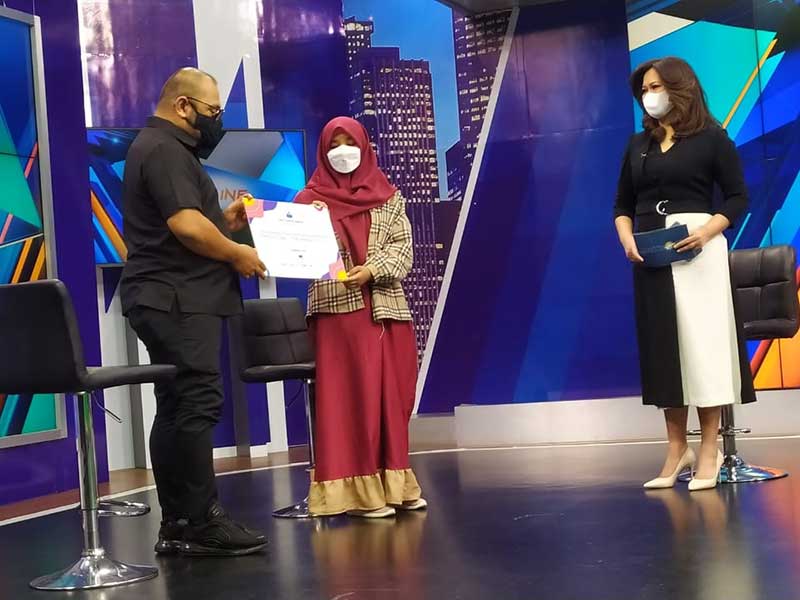 Ketua Surya Edukasi Bangsa Foundation Mohammad Mirdal Akib saat memberikan bantuan beasiswa