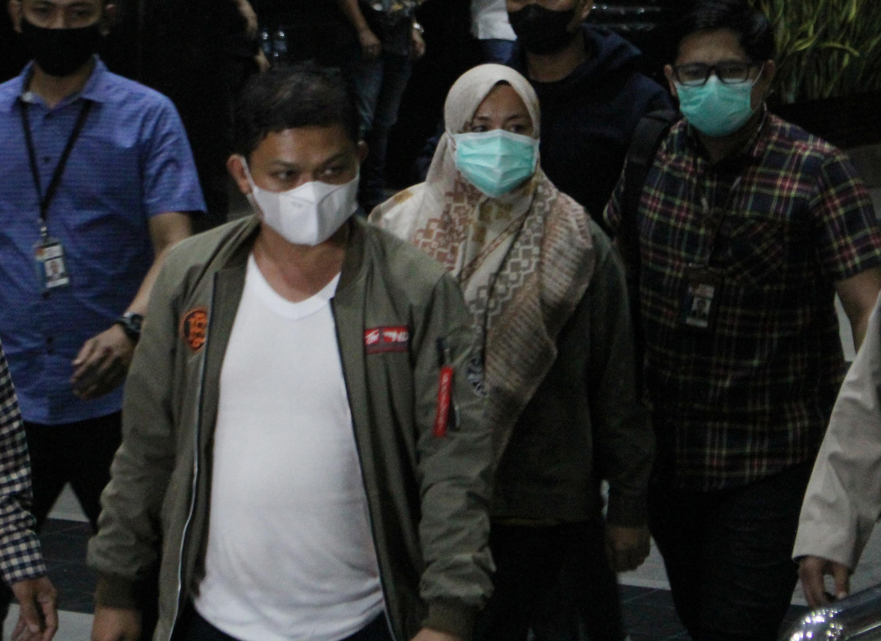 Bupati Kolaka Timur ANdi Merya Nur dikawal petugas KPK usai OTT