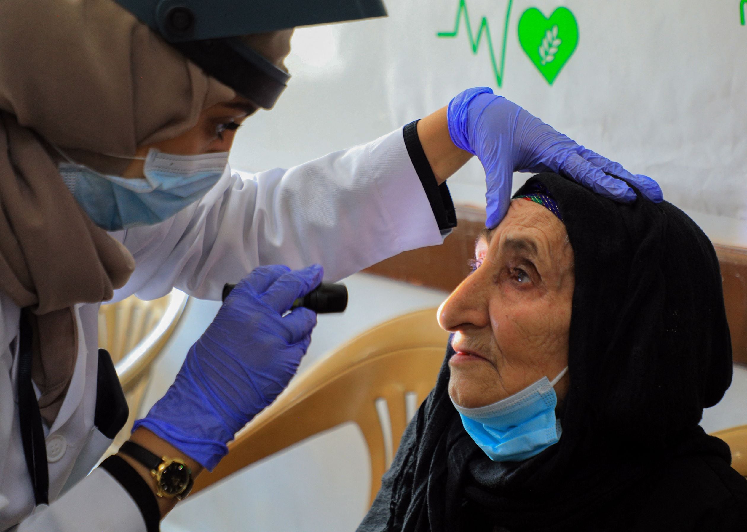 Ilustrasi: Seorang dokter sedang memeriksa mata pasiennya