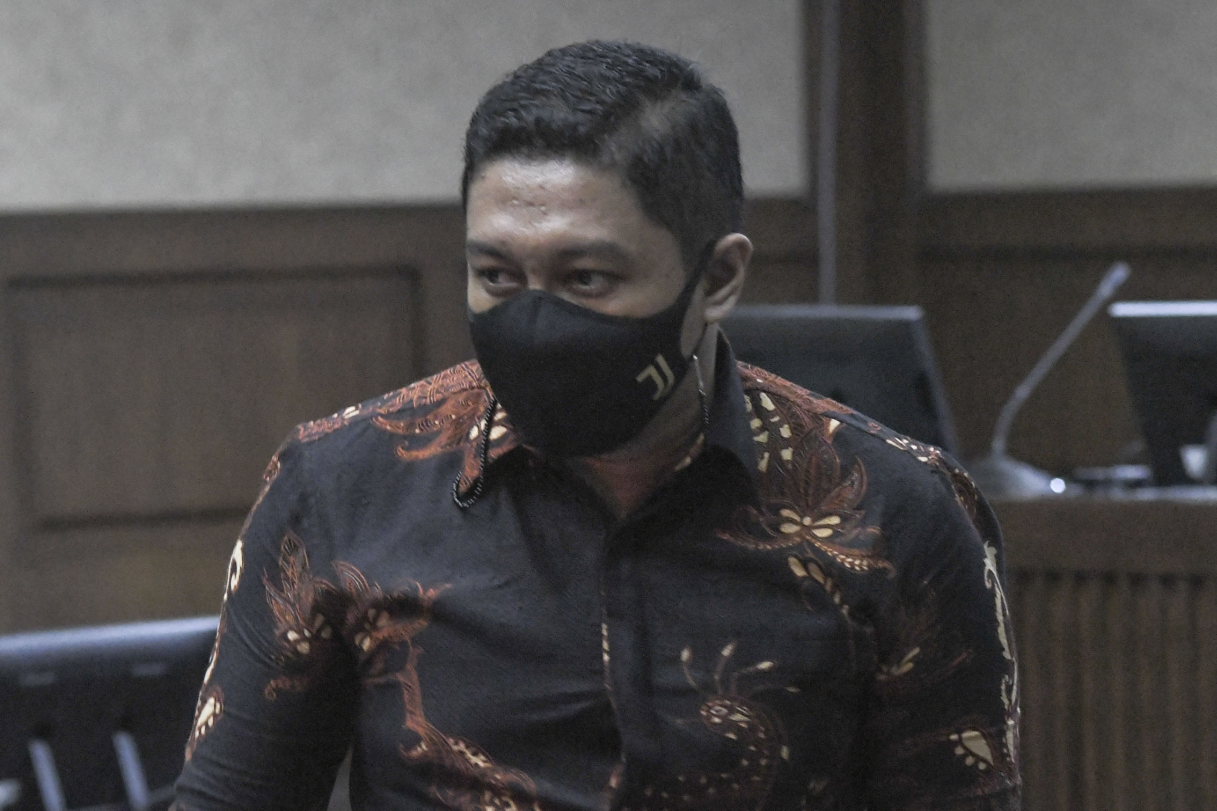  Mantan penyidik KPK Stepanus Robin bersiap mengikuti sidang di Pengadilan Tipikor, Jakarta, Senin (13/9/2021)