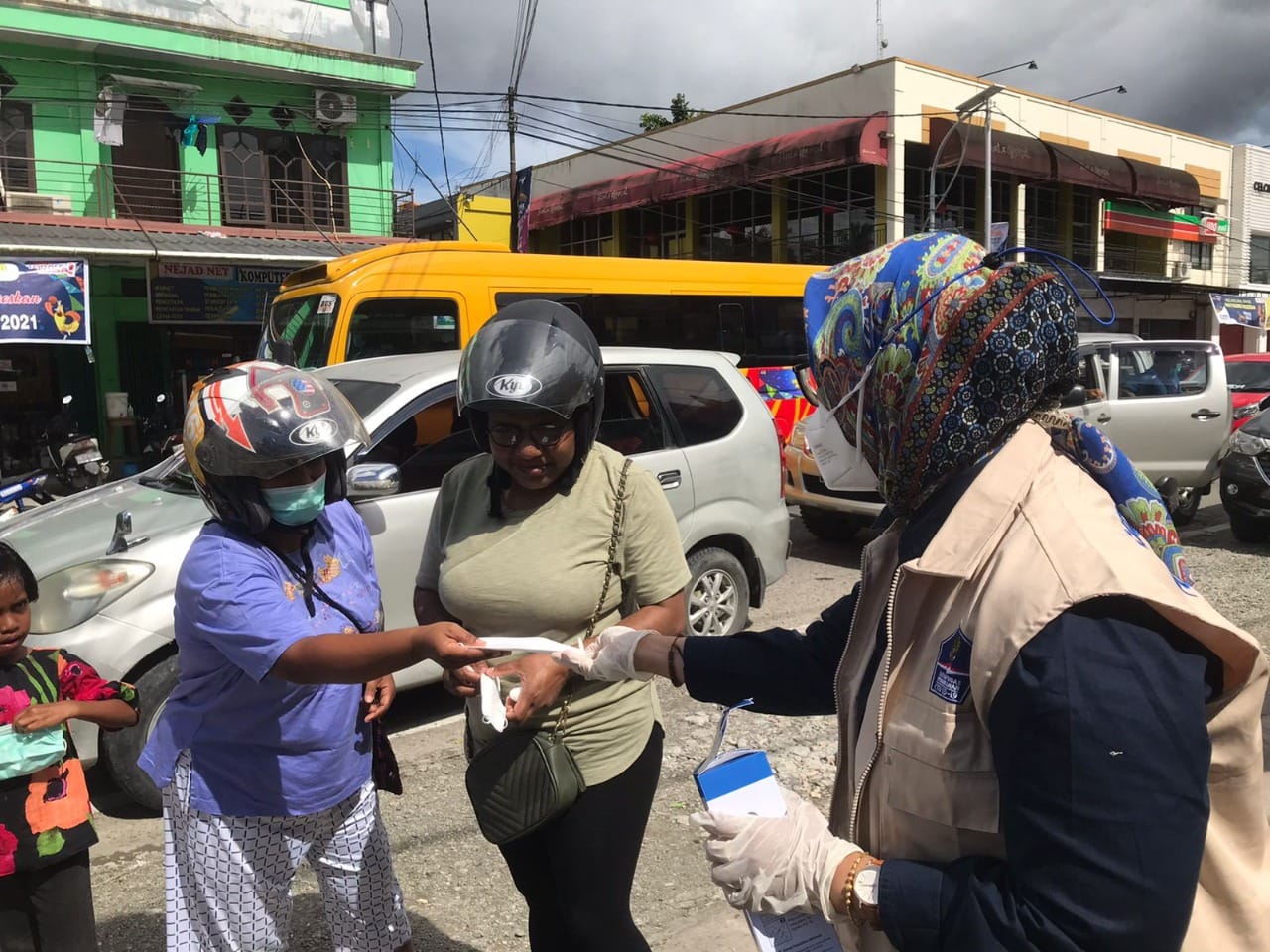 Deputi Bidang Pencegahan BNPB Dra. Prasinta Dewi membagikan masker kepada pengendara motor dan pengunjung di sekitaran mal Diana Shopping