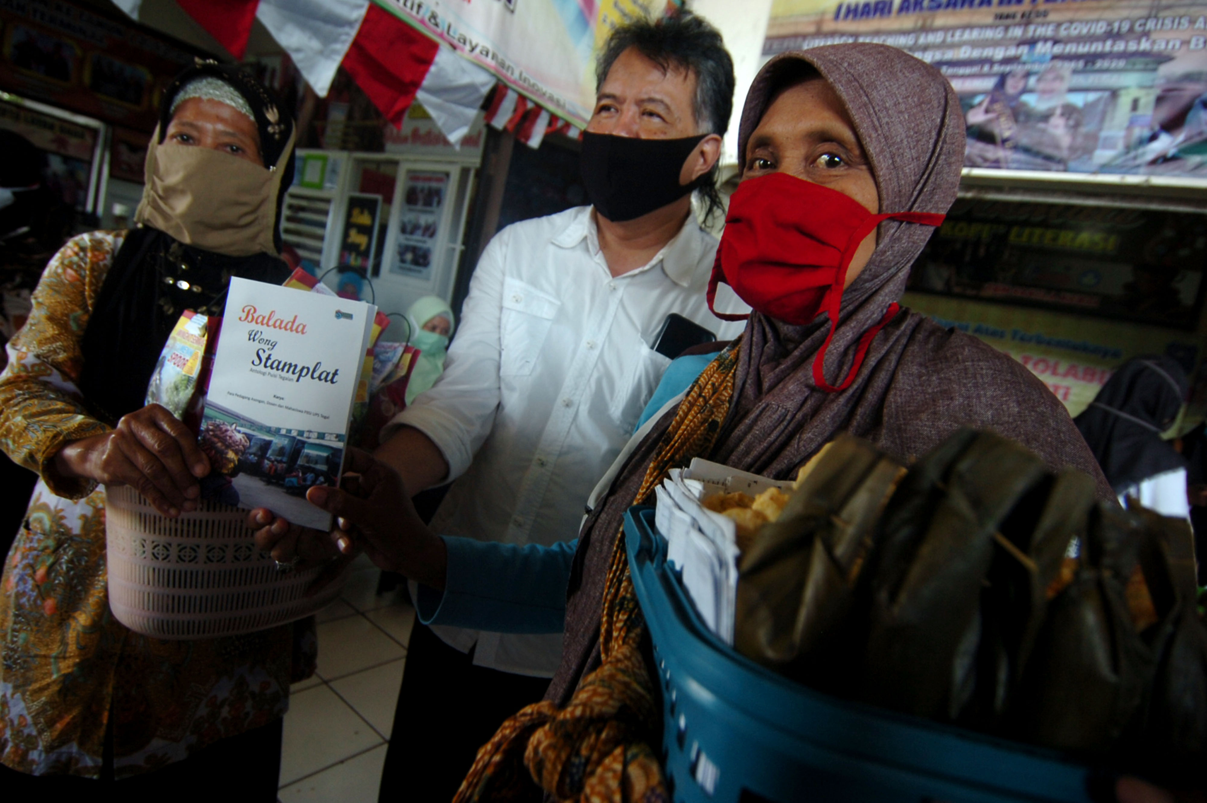 Buku kumpulan puisi karya pedagang asongan saat memperingati Hari Aksara Internasional di TBM Terminal Kota Tegal, Jateng, Selasa (8/9/2020)