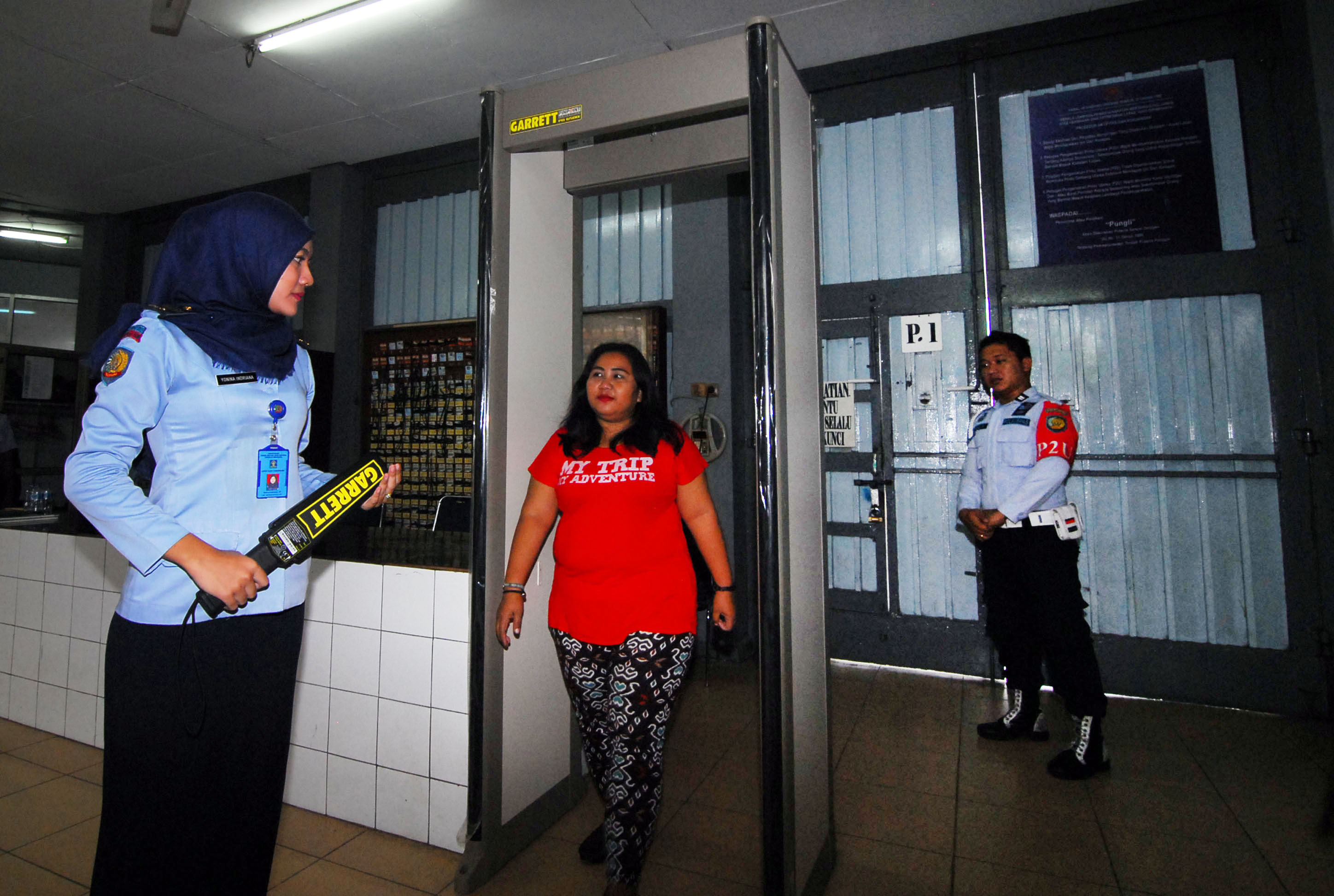 Seorang pengunjung melintasi alat pengaman metal detector ketika akan membesuk kerabatnya di Lapas Klas 1 Tangerang, Banten.