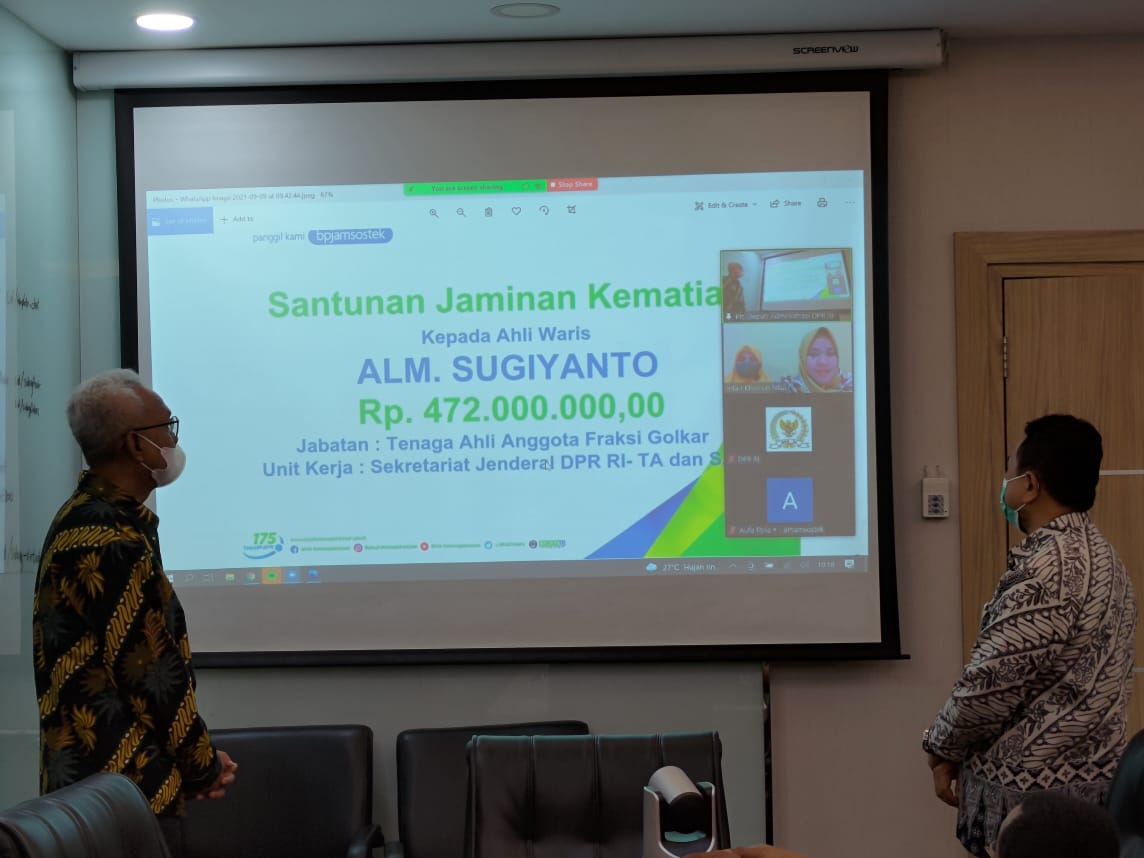 Penyerahan santunan dari BPJAMSOSTEK kepada ahli waris tenaga ahli DPR RI almarhum Sugiyanto. 