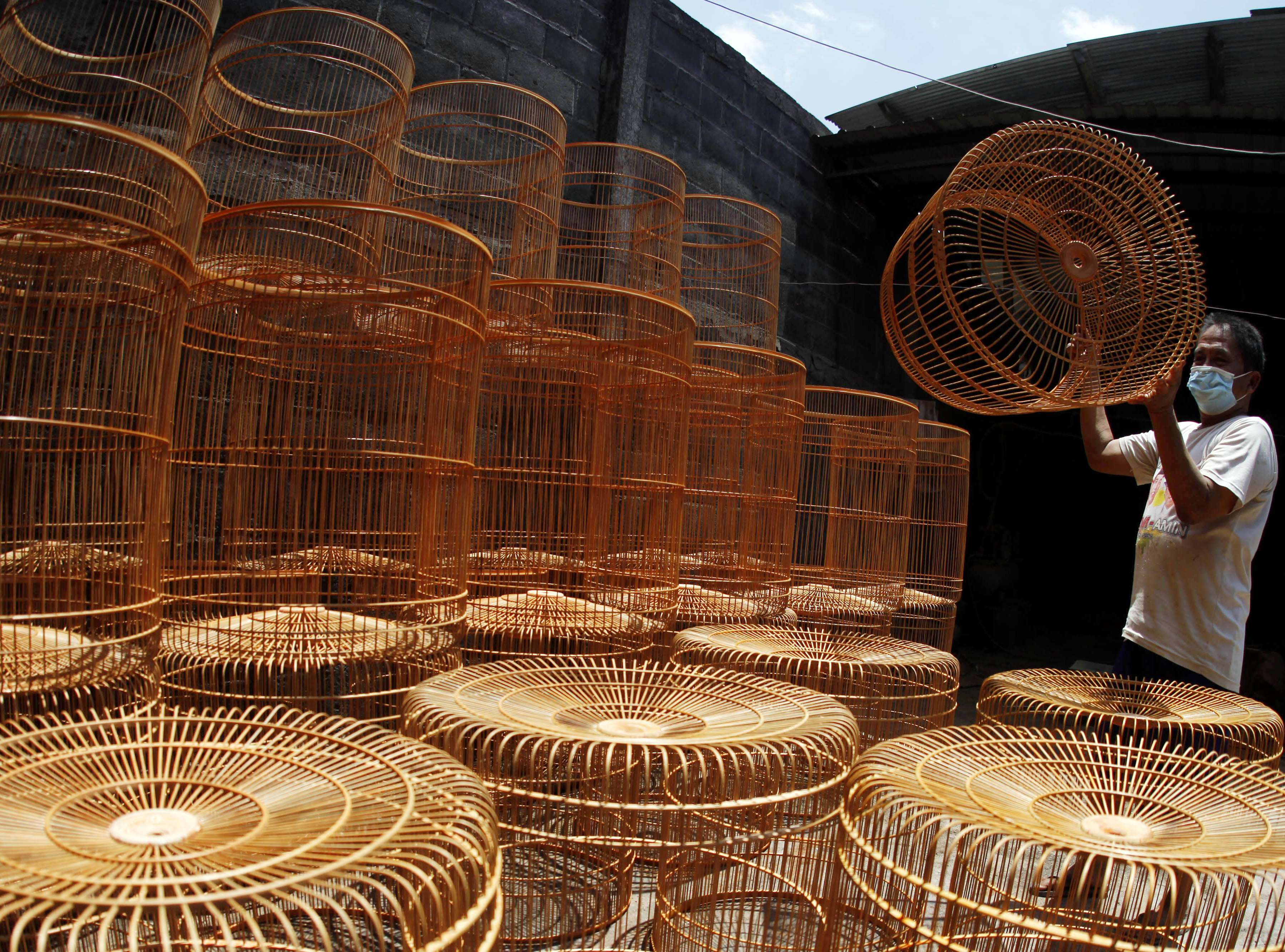 Pekerja menyelesaikan pembuatan sangkar burung berbahan bambu di Mojosongo, Solo, Jawa Tengah.