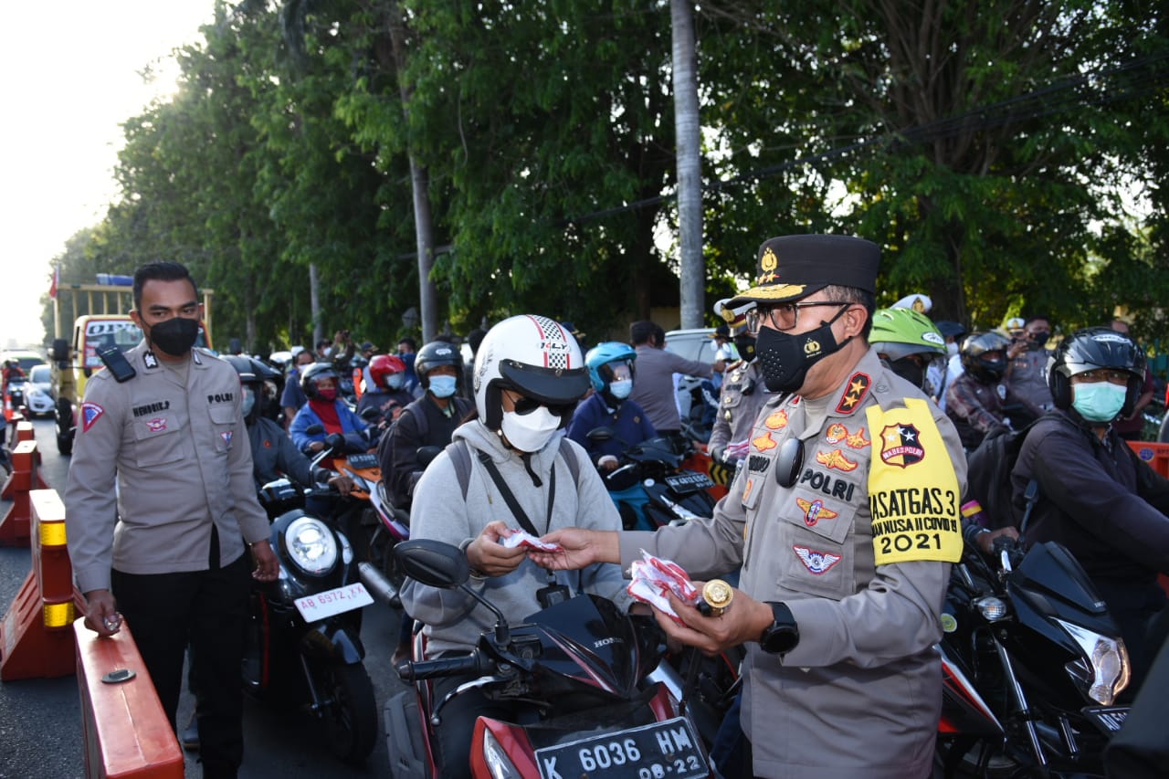 Kakorlantas Polri Irjen Pol Istiono mengecek PPKM di perbatasan DIY- Jateng (Klaten)