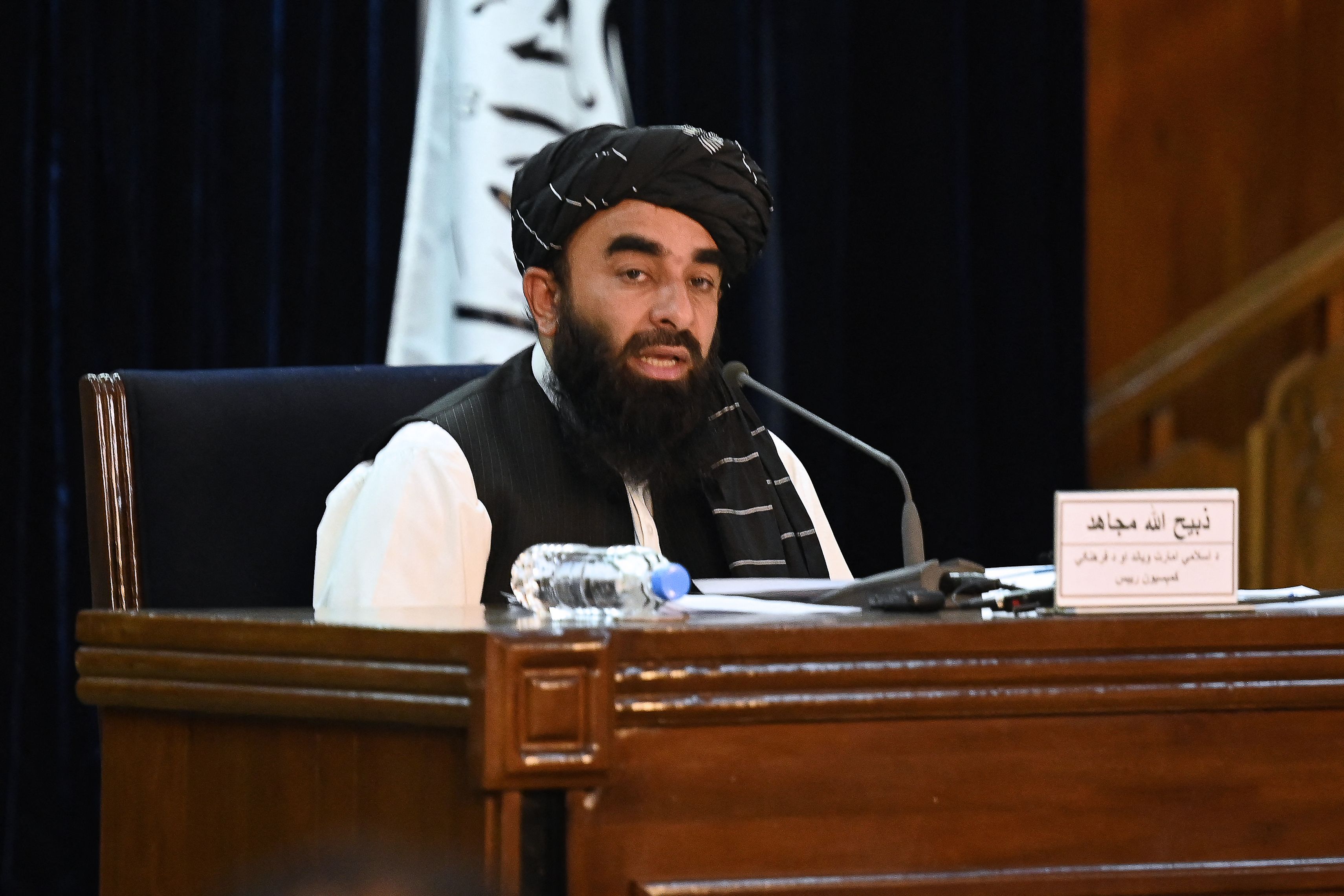 Juru bicara Taliban Zabihullah Mujahid saat konferensi pers di Kabul.