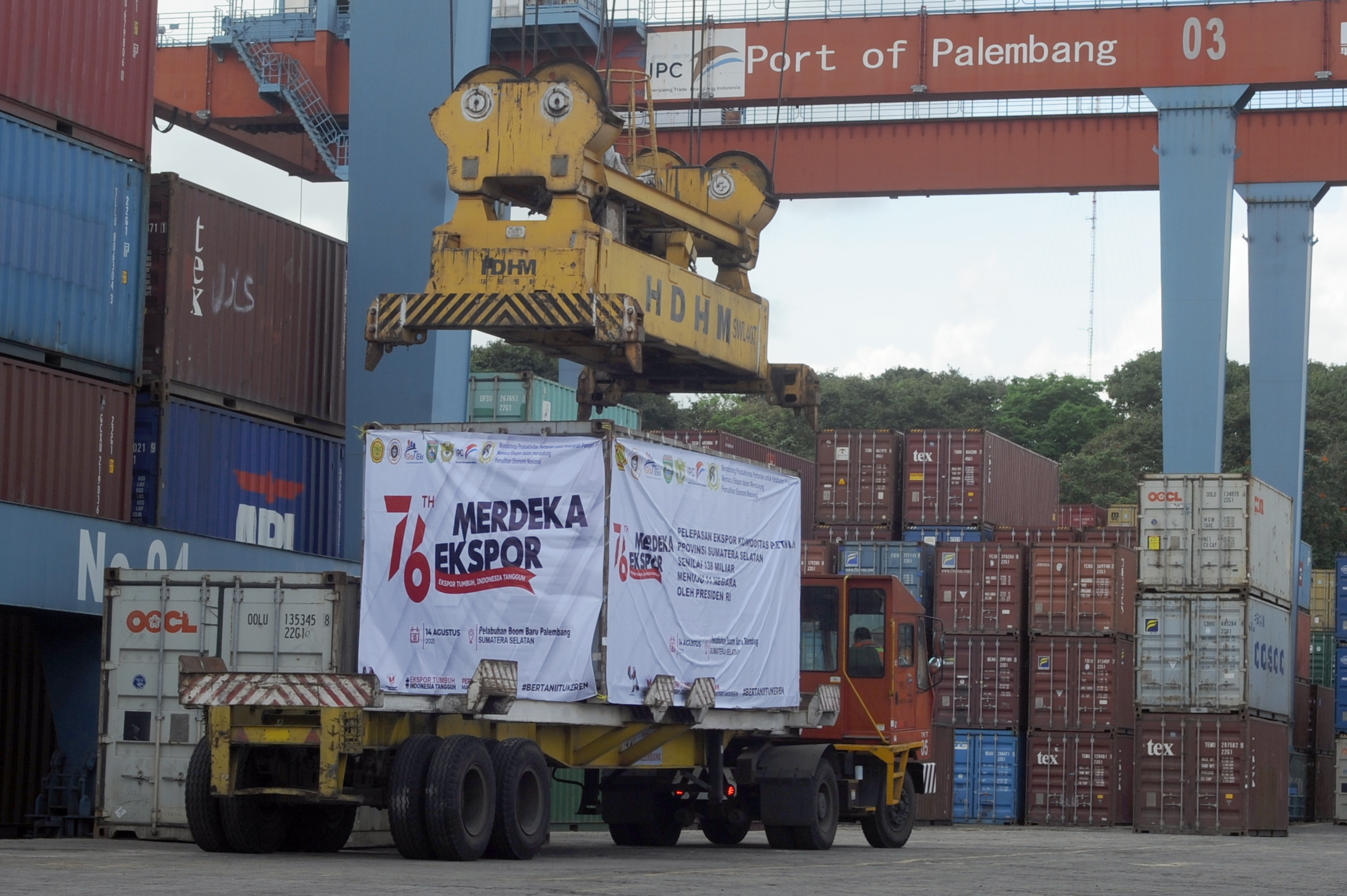 Aktivitas bongkar muat peti kemas pada Pelepasan Merdeka Ekspor di Pelabuhan Boom Baru Palembang, Sumatera Selatan.