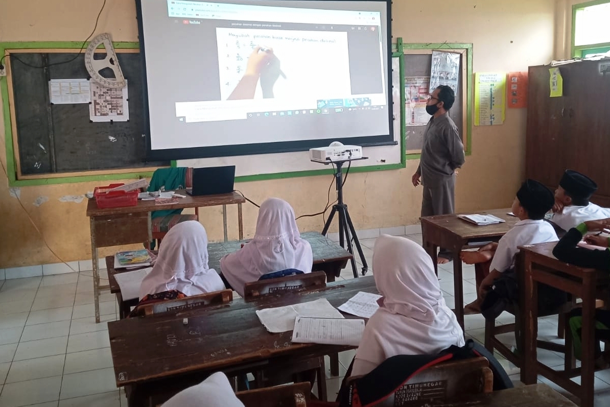 Sutardi, 58, guru honorer di pedalaman Tasikmalaya.