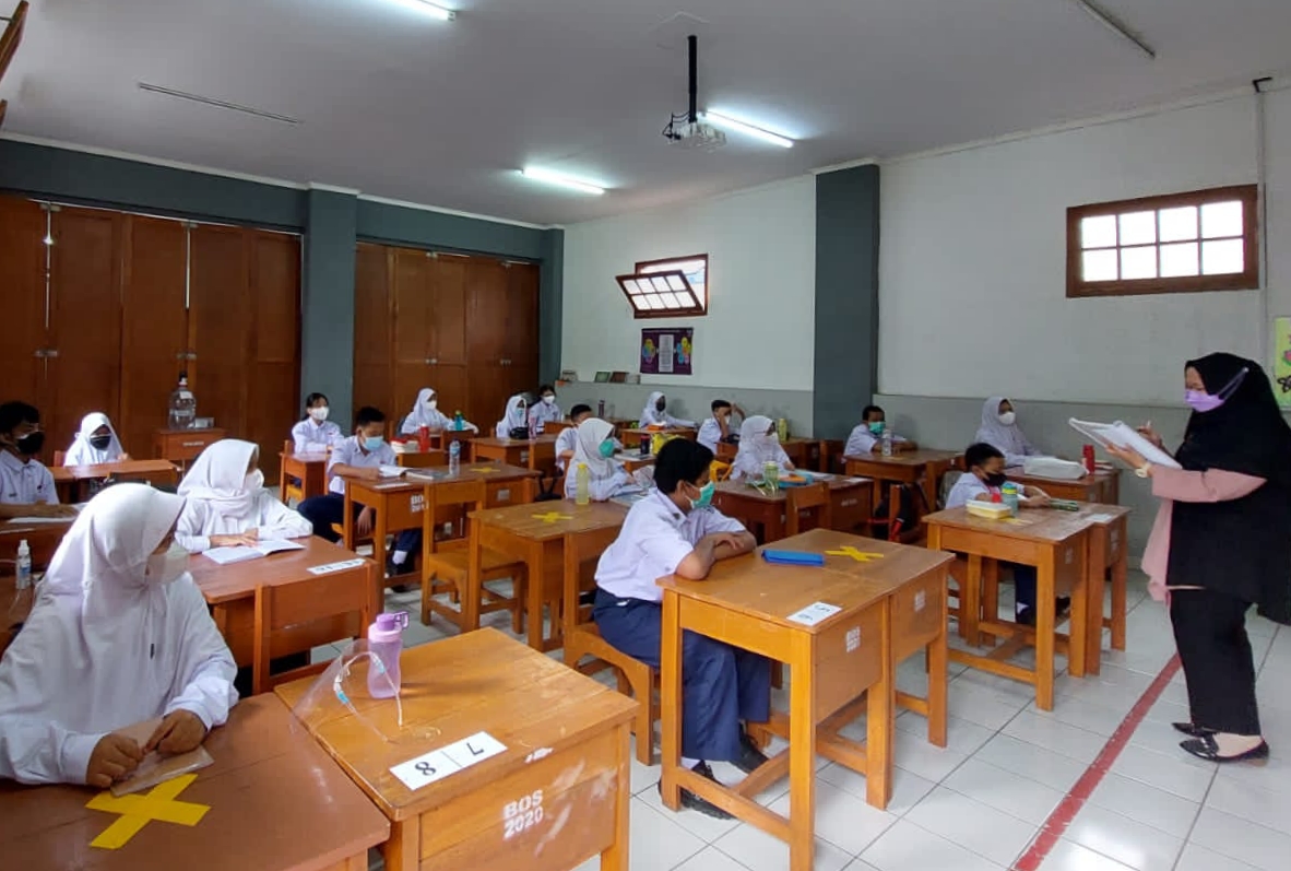 Kegiatan PTM terbatas di sekolah. 