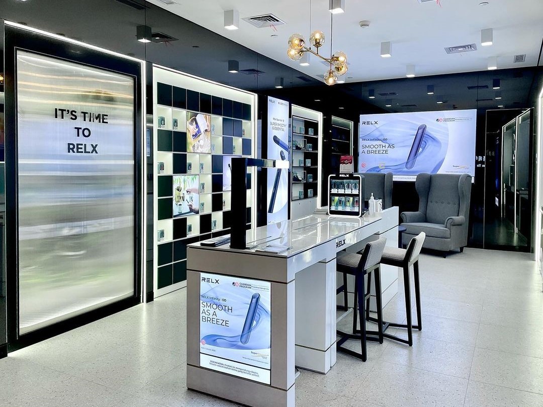 Suasana gerai Relx di Plaza Indonesia, Jakarta.