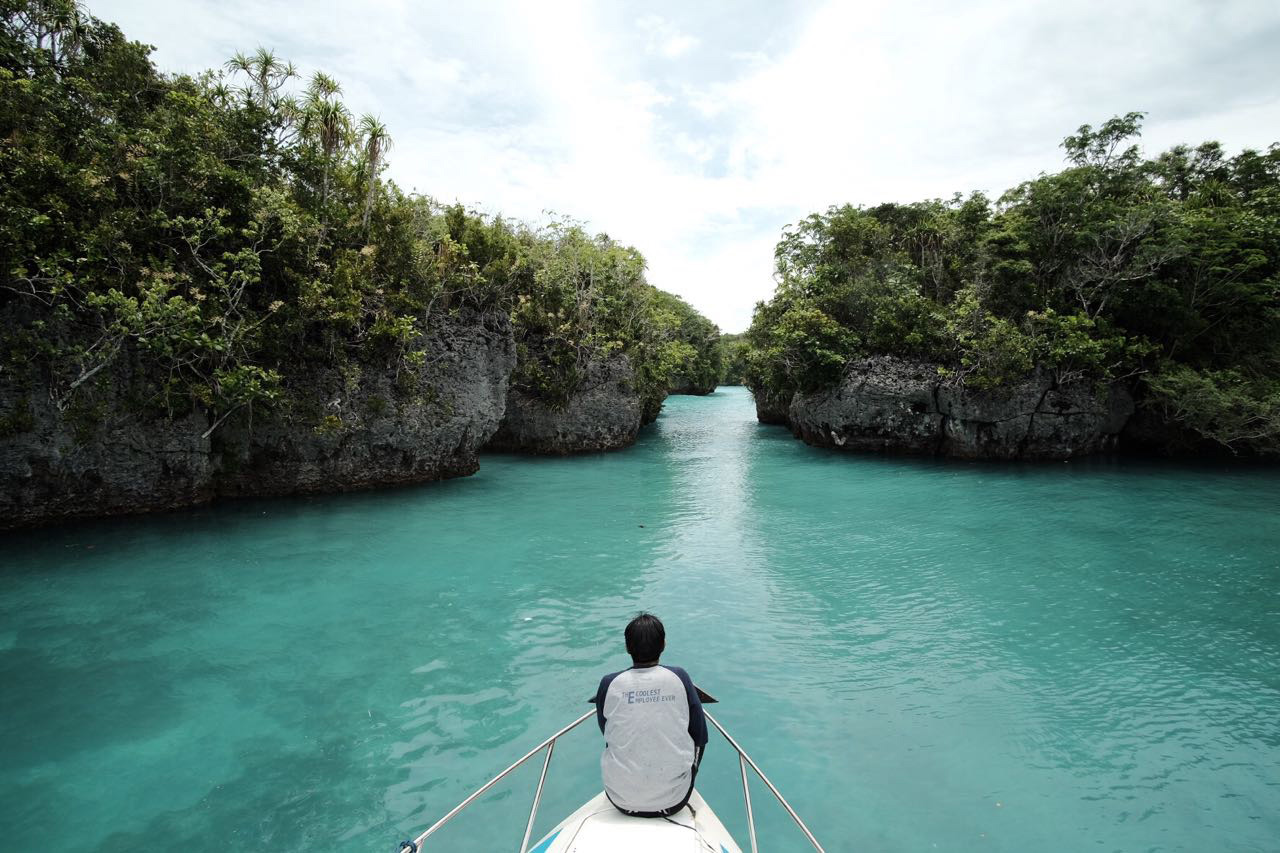 Wisatawan menggunakan speedboat menuju Kepulauan Kei, Maluku. Jaringan Internet BAKTI Kominfo bantu promosi Pariwisata di Maluku Tenggara.