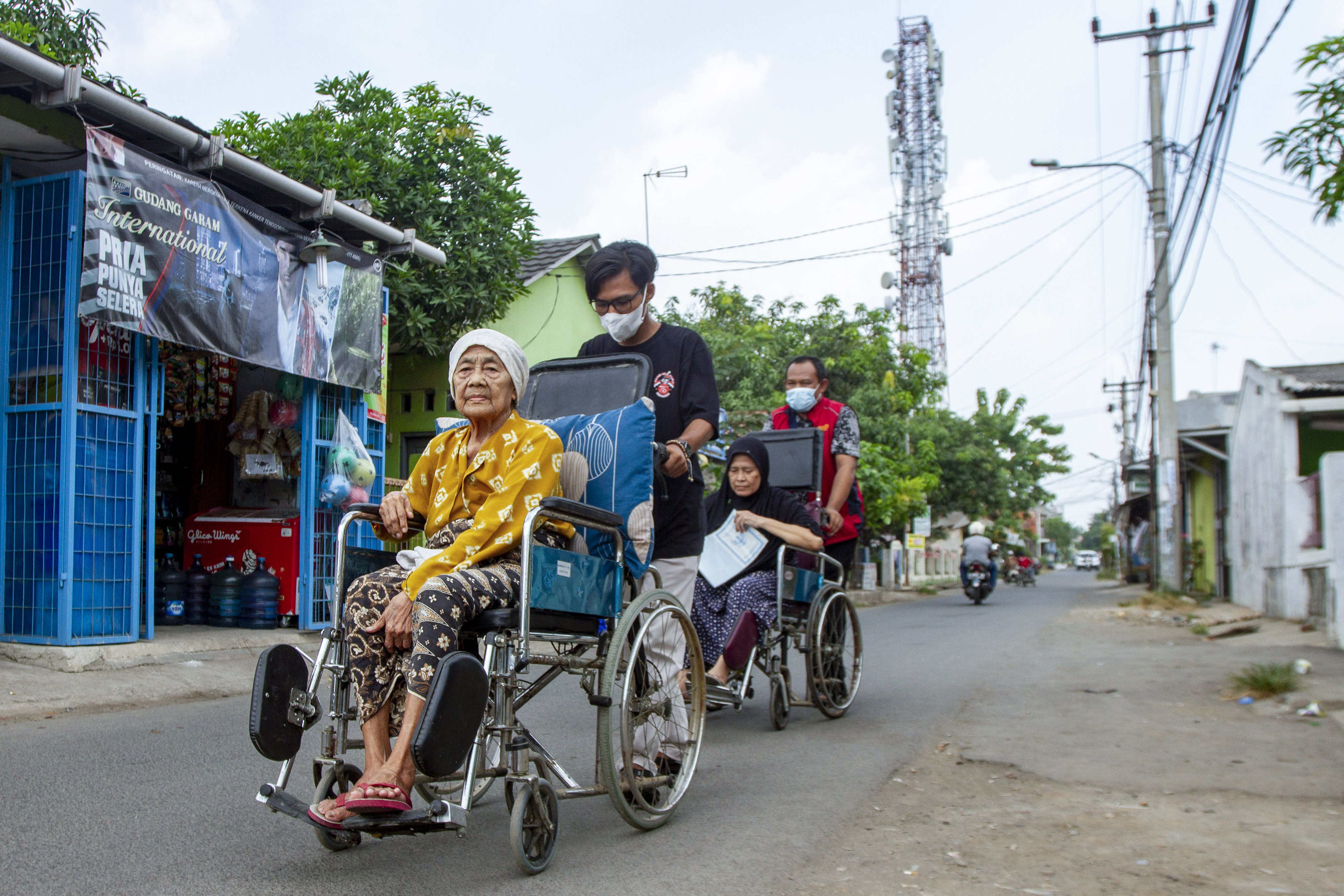 Relawan menjemput lansia untuk mengikuti vaksinasi COVID-19 di Kampung Duren, Klari, Karawang, Jawa Barat, Rabu (8/9/2021)
