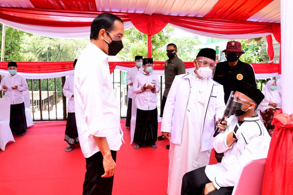 Presiden Joko Widodo mengecek vaksinasi pelajar dan door to door yang digelar BIN di Cirebon dan Kuningan, Jawa Barat.