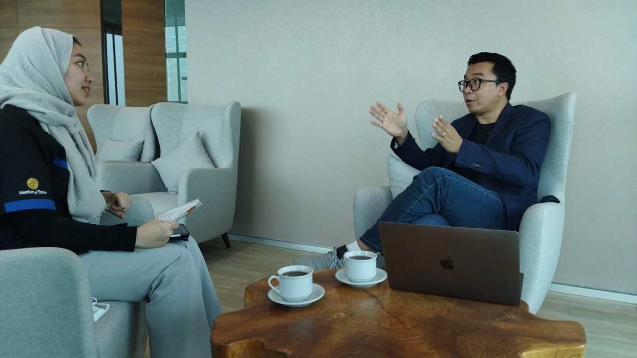 Wakil Direktur PT Indonesia Entertainment Group (IEG) Indra Yudhistira saat diwawancari.