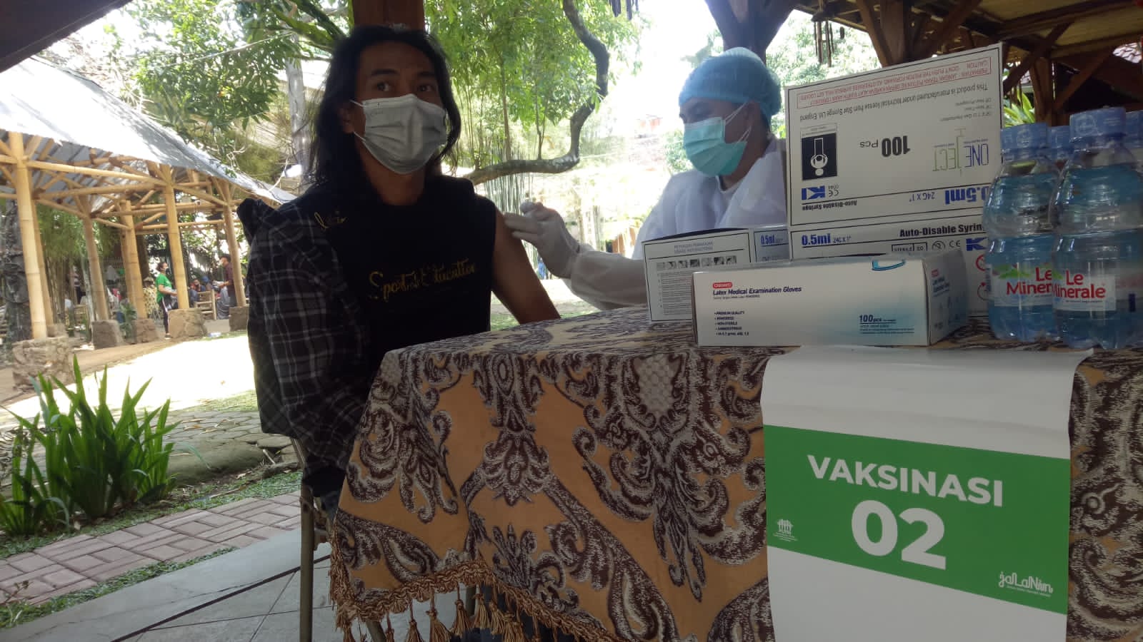 Seorang warga menjalani vaksinasi di Saung Angklung Udjo, Bandung