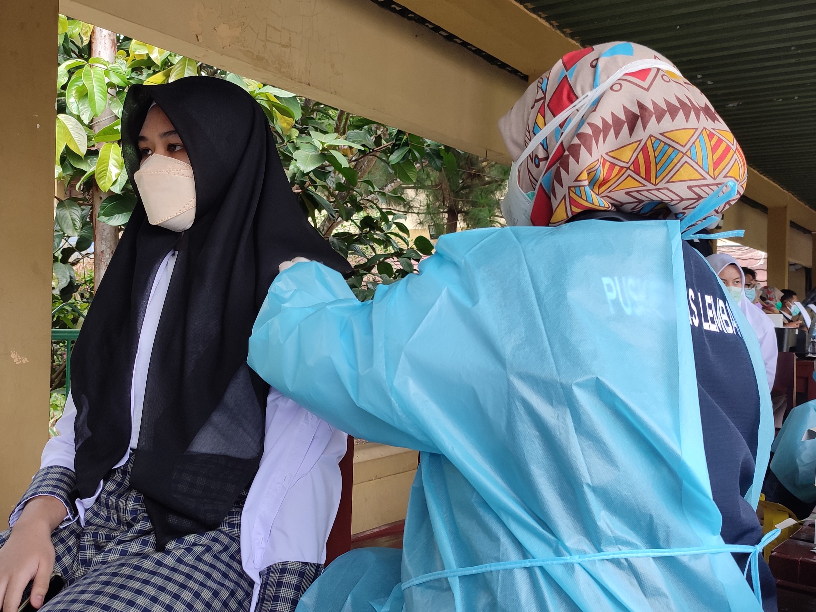 Pelajar menjalani vaksinasi sebagai persiapan pembelajaran tatap muka di Bandung Barat, Kamis (9/9).