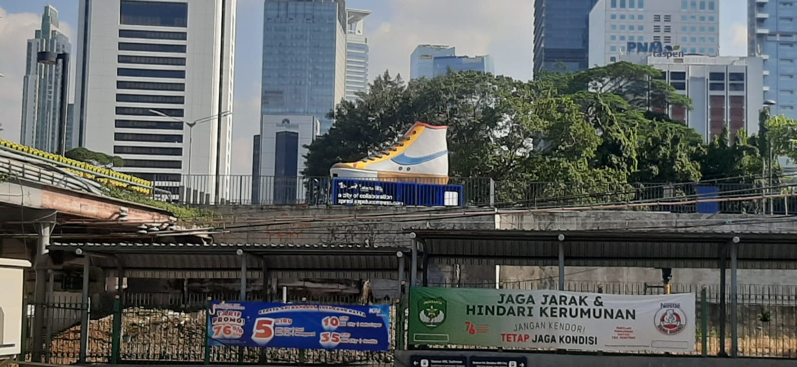 Tugu sepatu di Jakarta