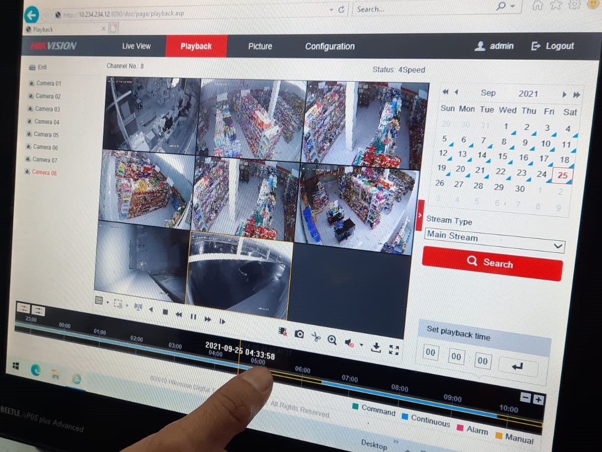 Tim identifikasi Polresta Tasikmalaya melihat rekaman CCTV minimarket Alfamart yang dibobol kawanan maling.
