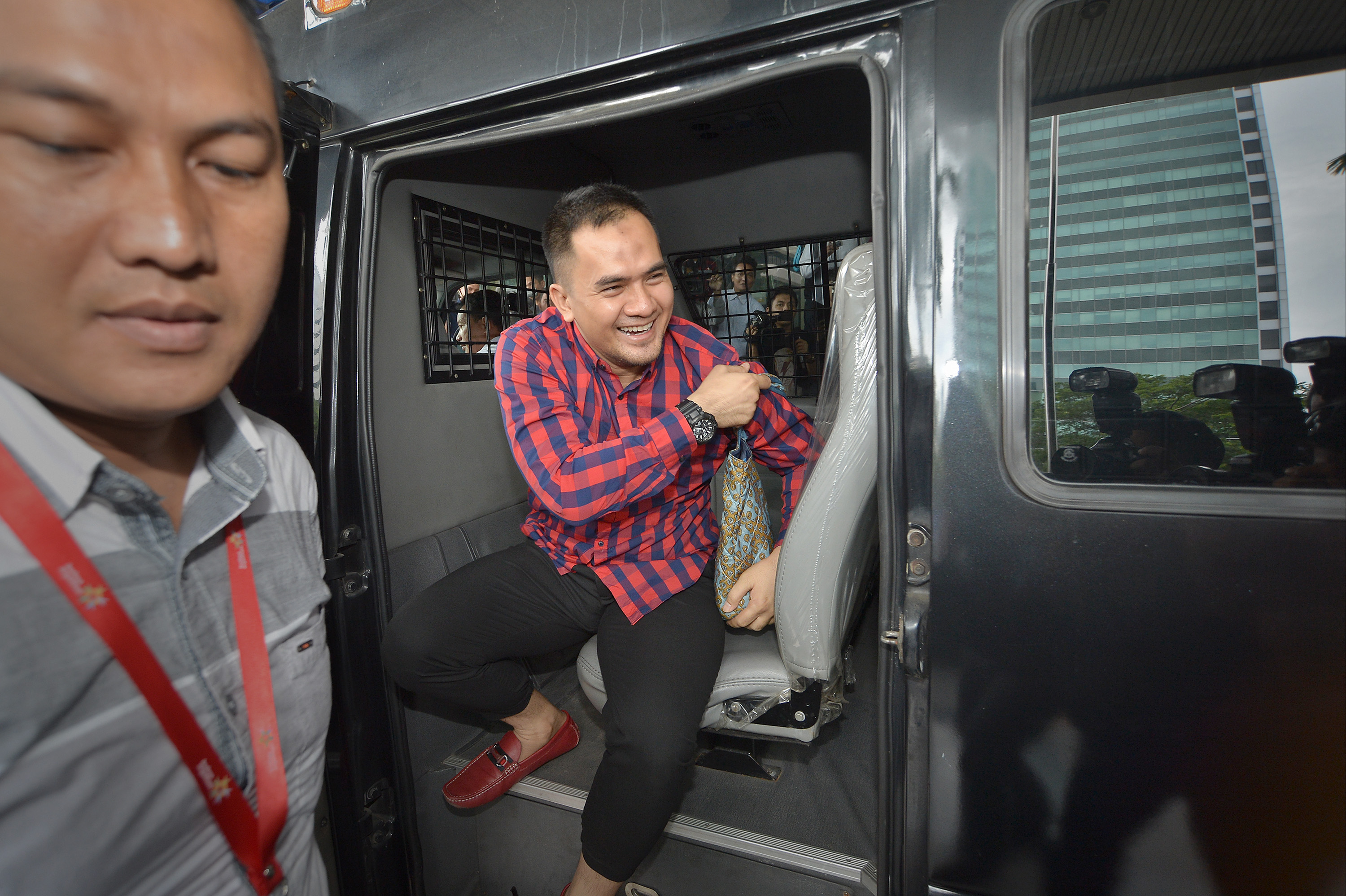 Pedangdut yang juga bekas terpidana kasus pencabulan Saipul Jamil (kanan)