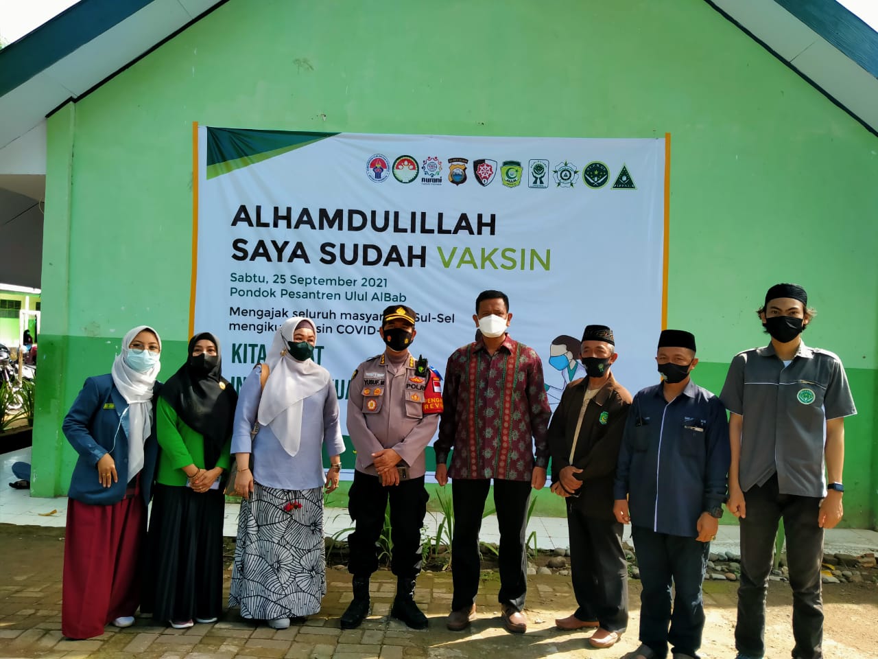 Vaksinasi Covid-19 yang menyasar kalangan pelajar, santri dan organisasi kepemudaan digelar di Ponpres Ulul Albab, Makassar, Sabtu (25/9