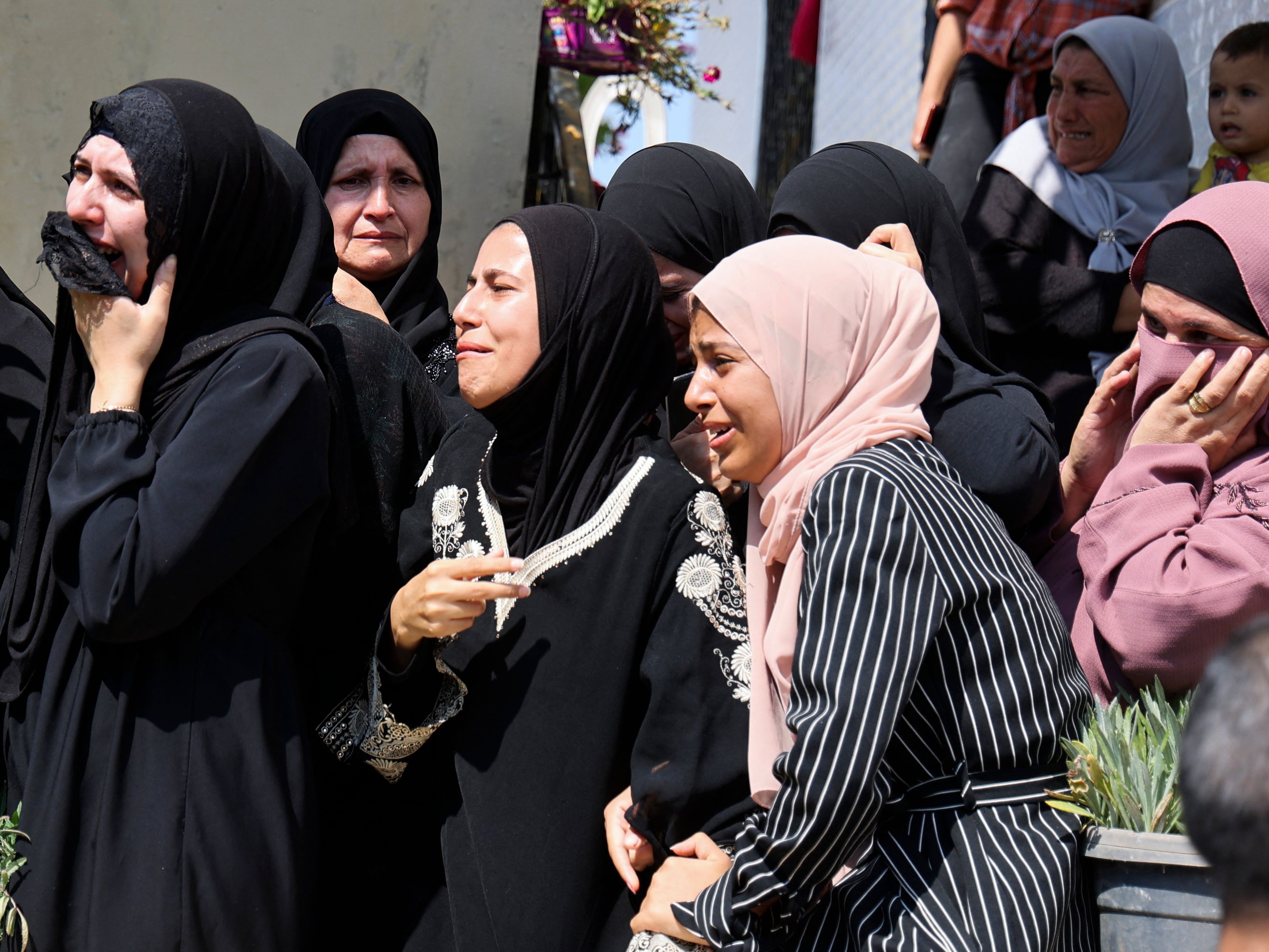 Wanita Palestina berduka selama pemakaman Alaa Zayoud, 22, anggota sayap militer kelompok Jihad Islam, yang ditembak Israel, Kamis (30/9).