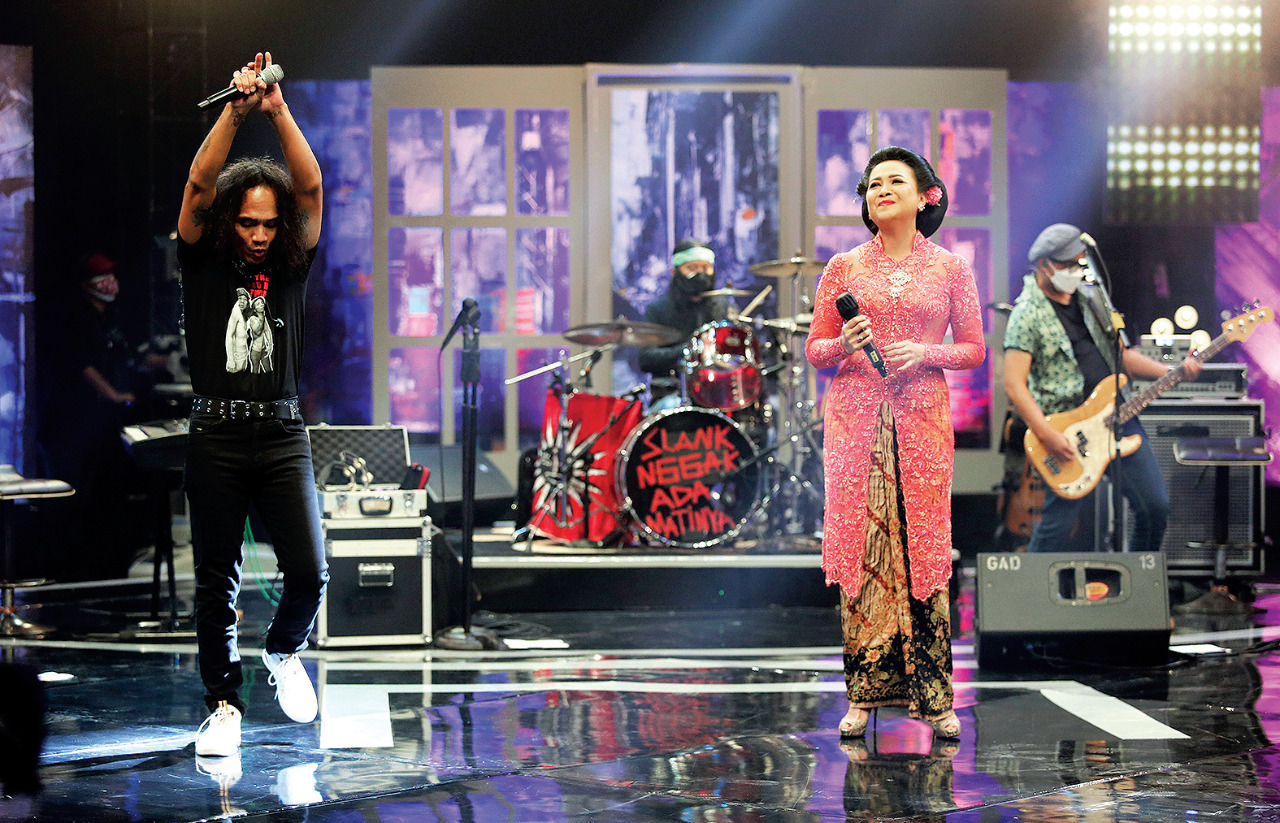 Vokalis grup Slank Kaka berduet dengan penyanyi keroncong era 80-an Sundari Soekotjo dalam program Vaksin untuk Indonesia.
