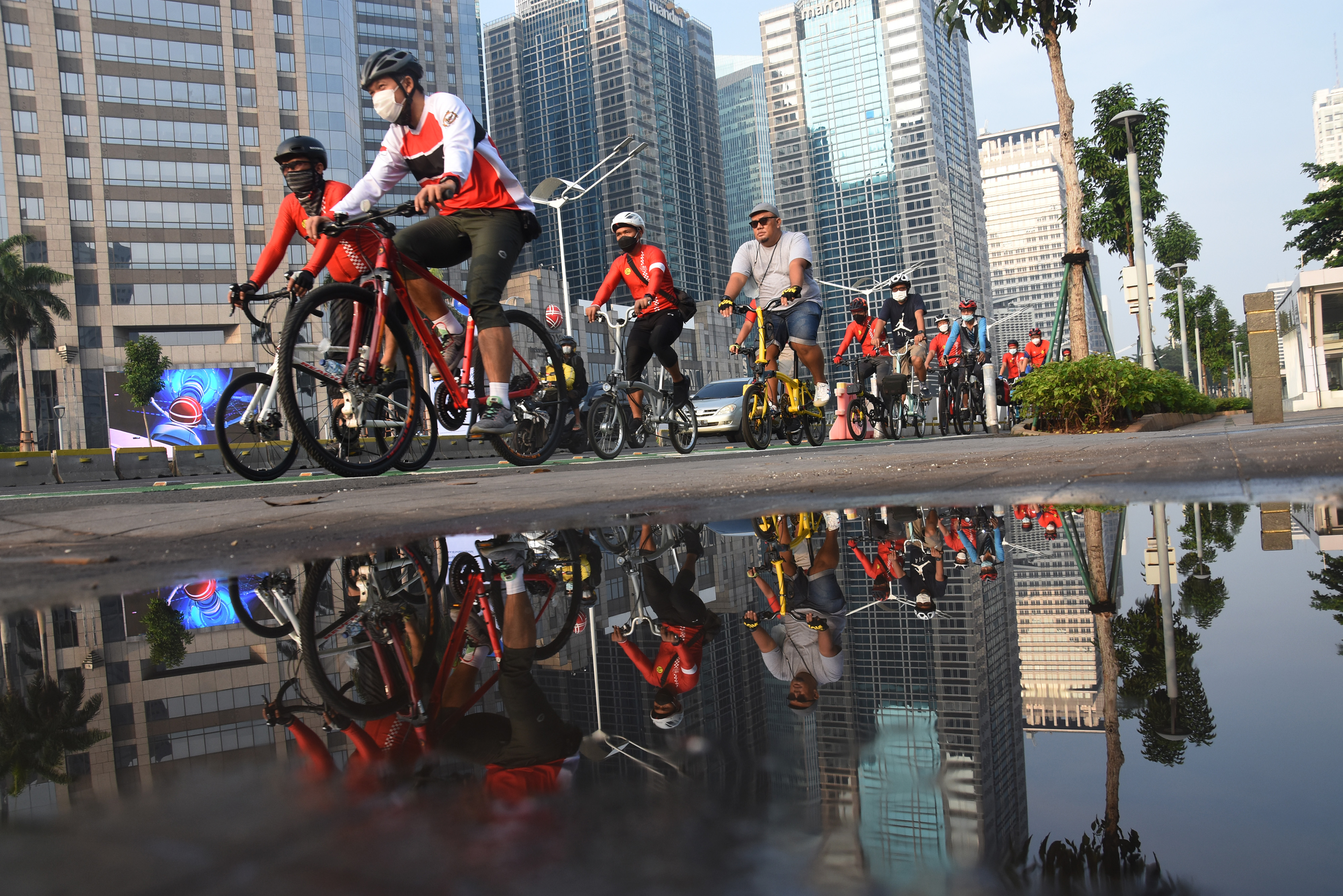 Pegiat bike to work bersepeda menuju tempat kerja