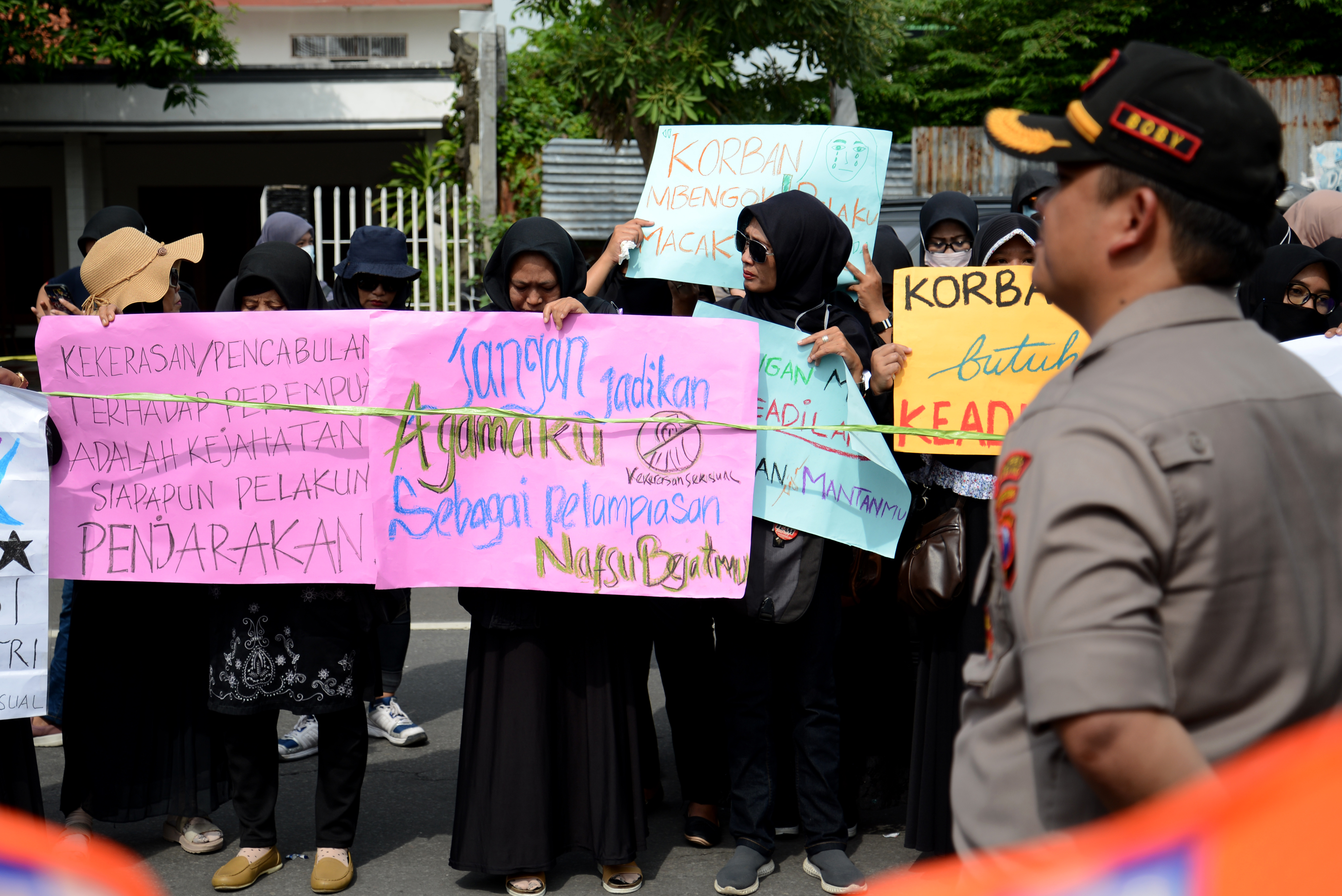  Aktivis perempuan Aliansi Kota Santri Lawan Kekerasan Seksual berunjuk rasa di depan Mapolres Jombang di Jombang, Jatim, Rabu (8/1/2020)